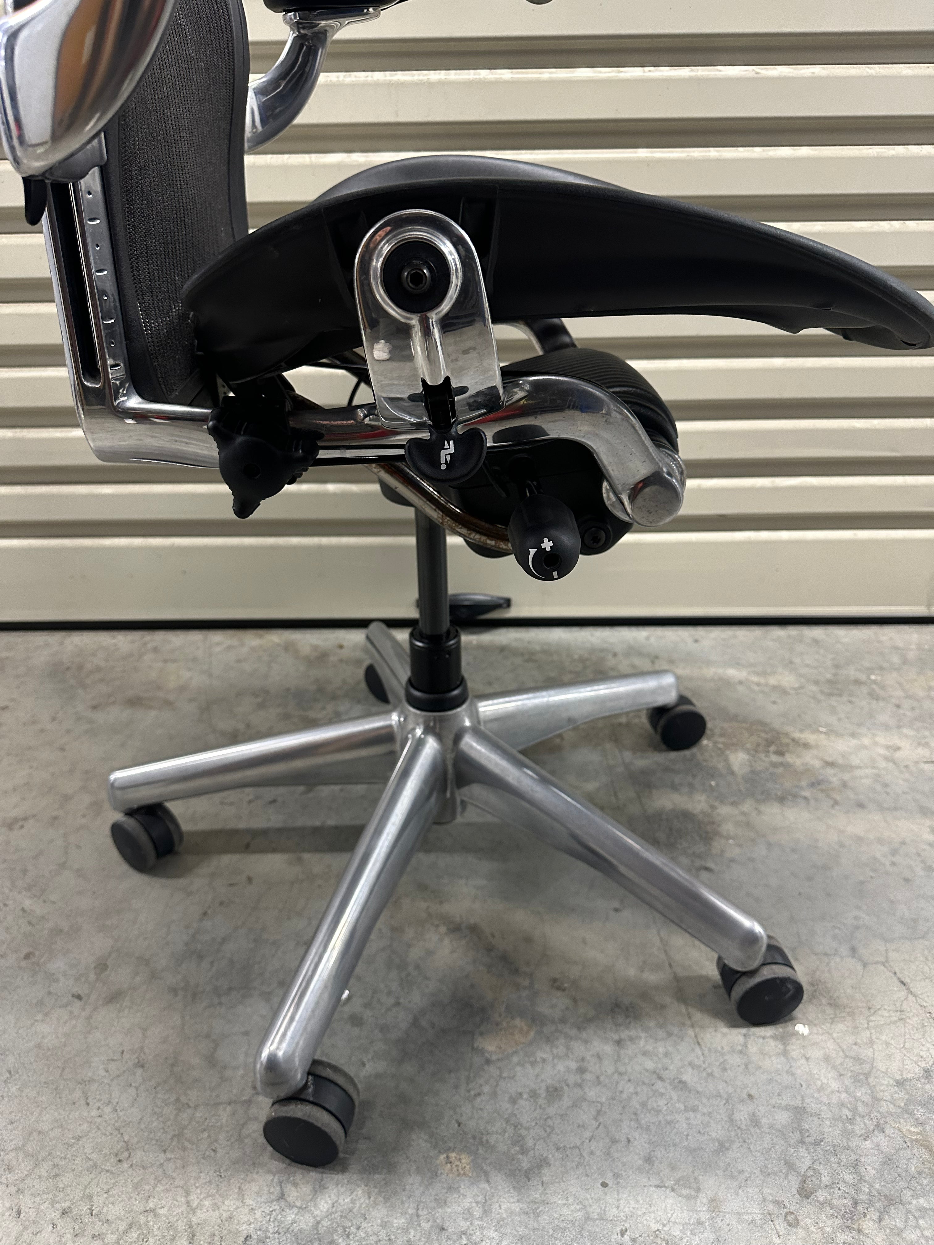 Herman Miller Aeron with armrest - Chrome (Size C)