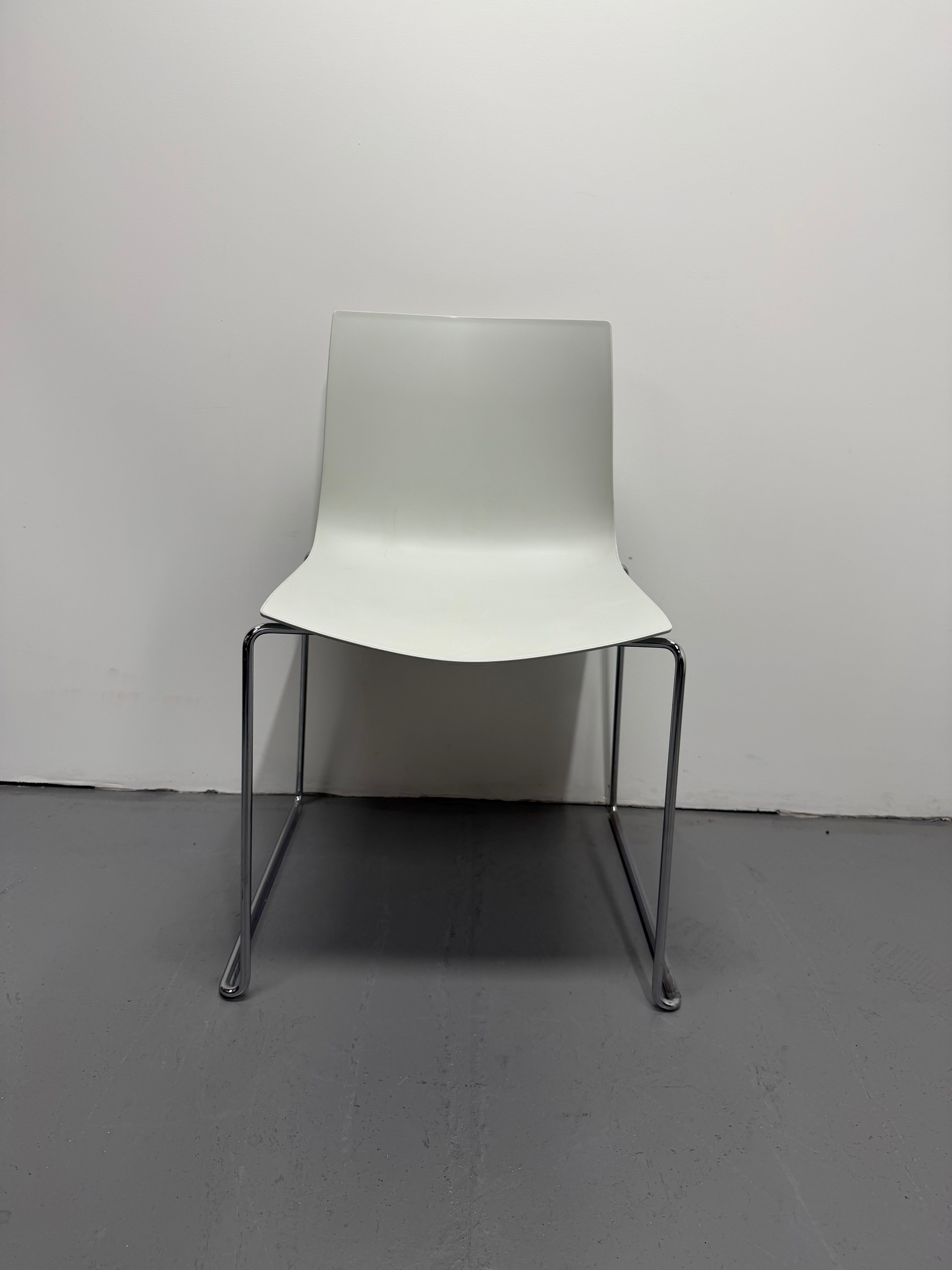 Arper Catifa 46 Chair – Glossy white/light grey back - Fair condition
