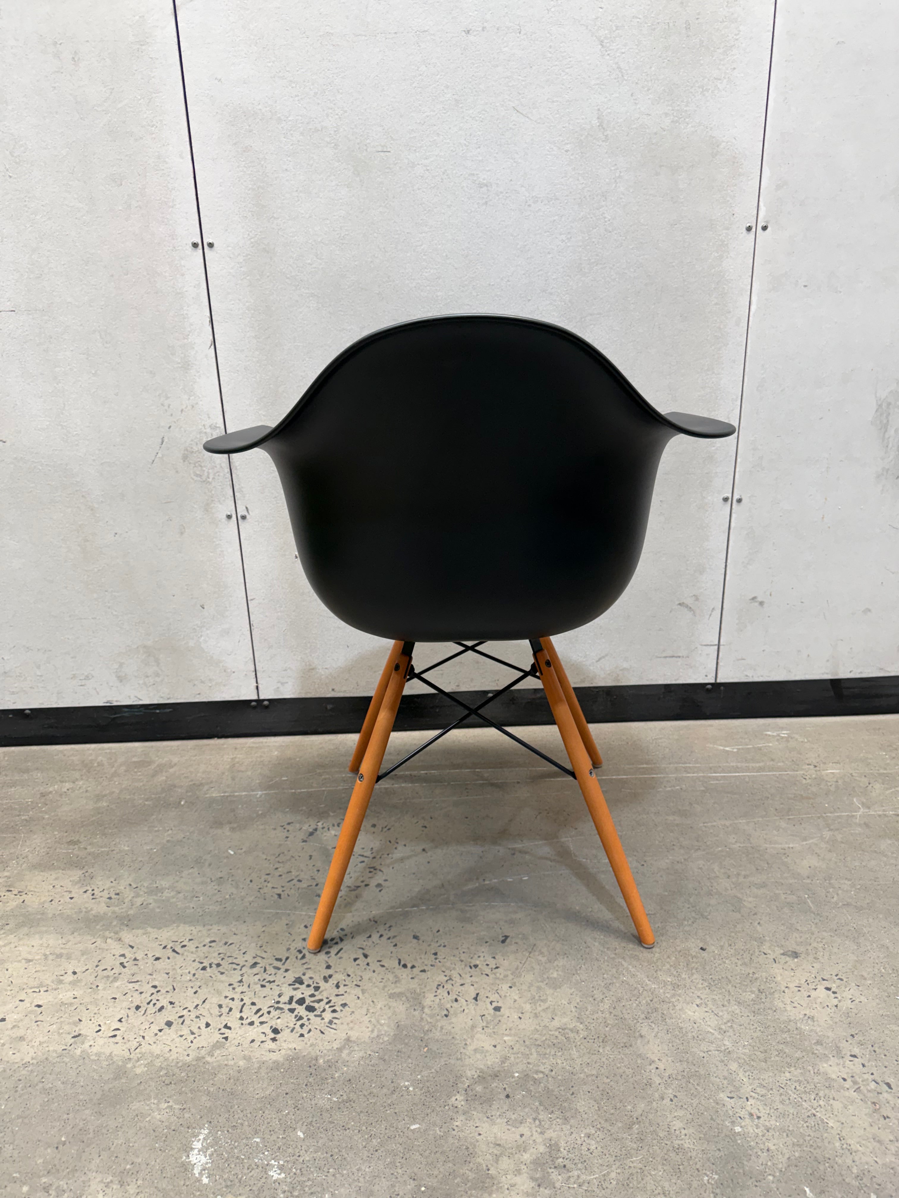 Vitra Eames Moulded Plastic Armchair DAW – Black / Dowel Base
