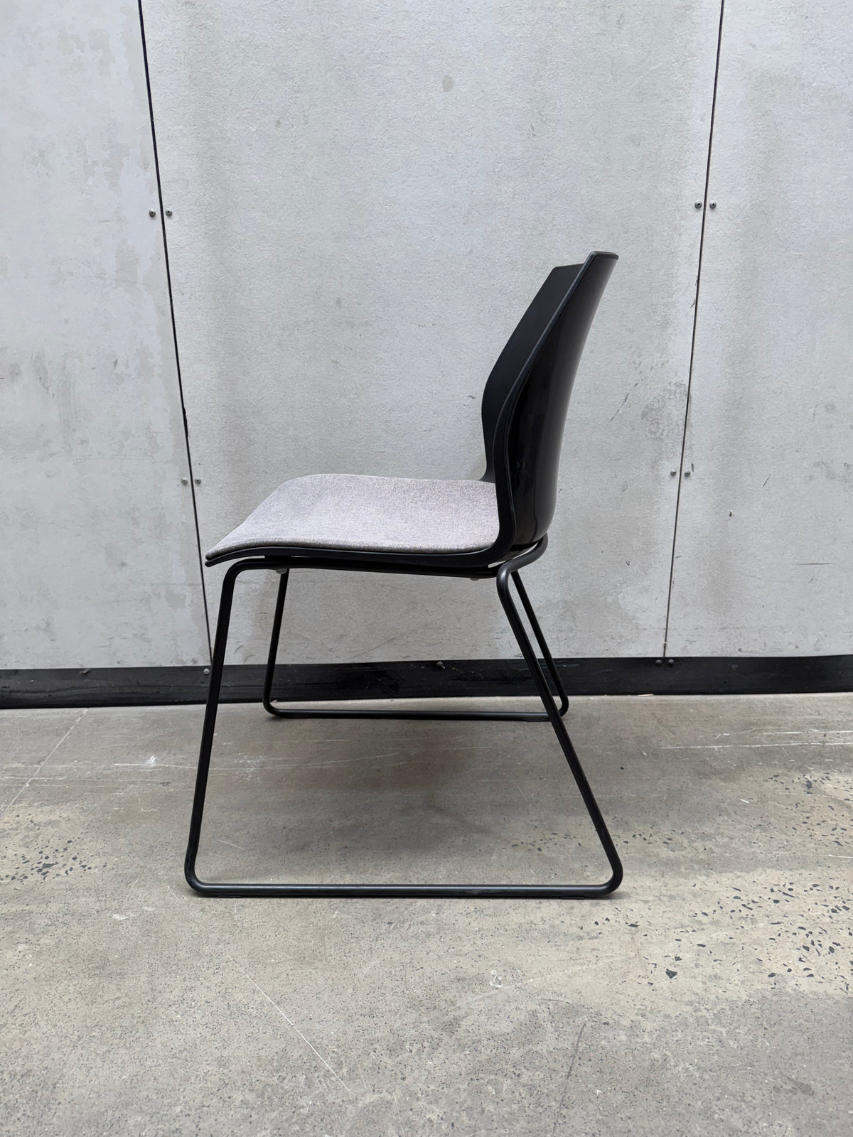 Kastel Kalea Chair – Black Shell, Grey Padded Seat, Sled Base