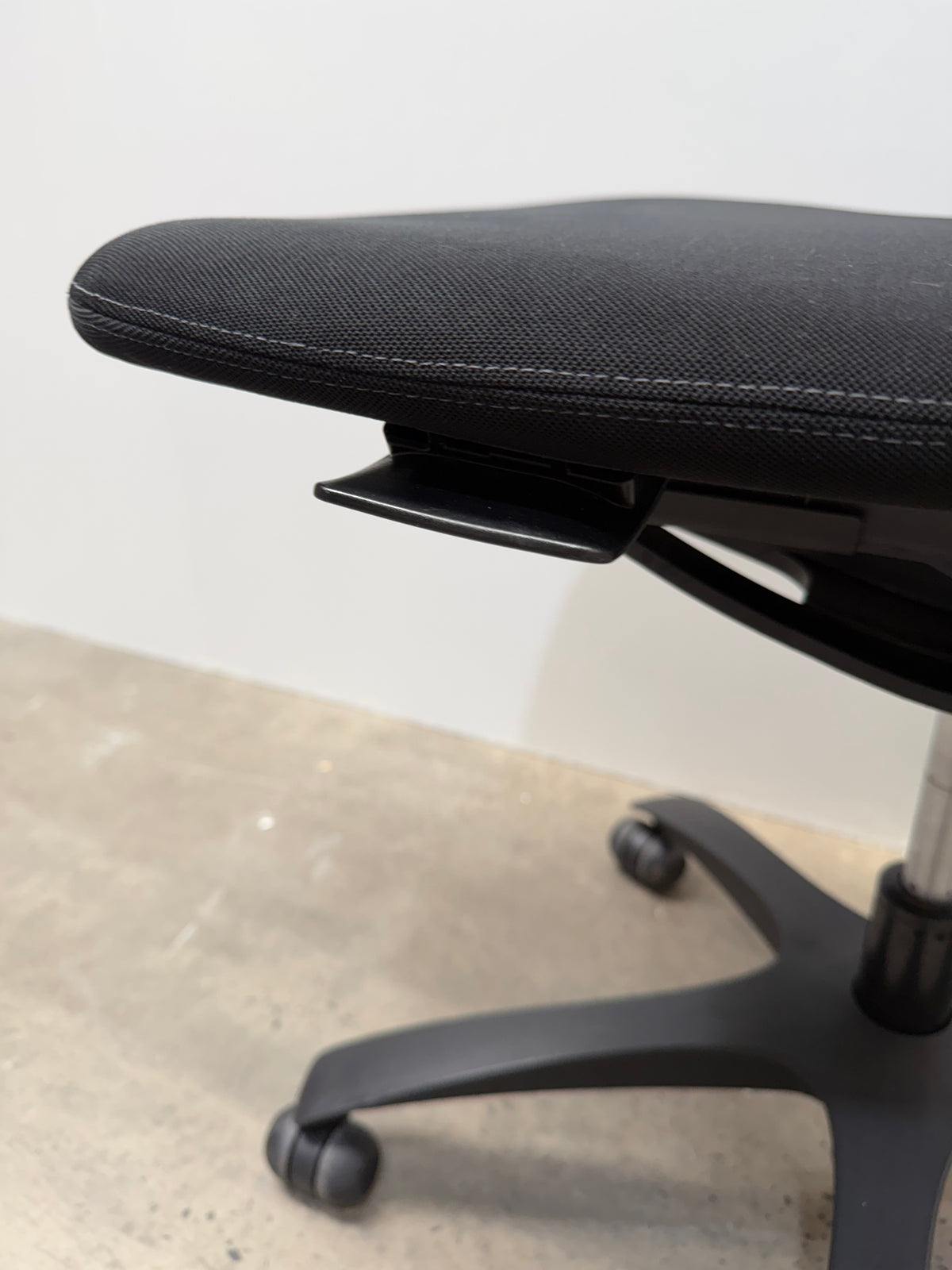 Knoll Generation Ergonomic Office Task Chair by Formway – Black, No Arms – view 9 – pre-owned