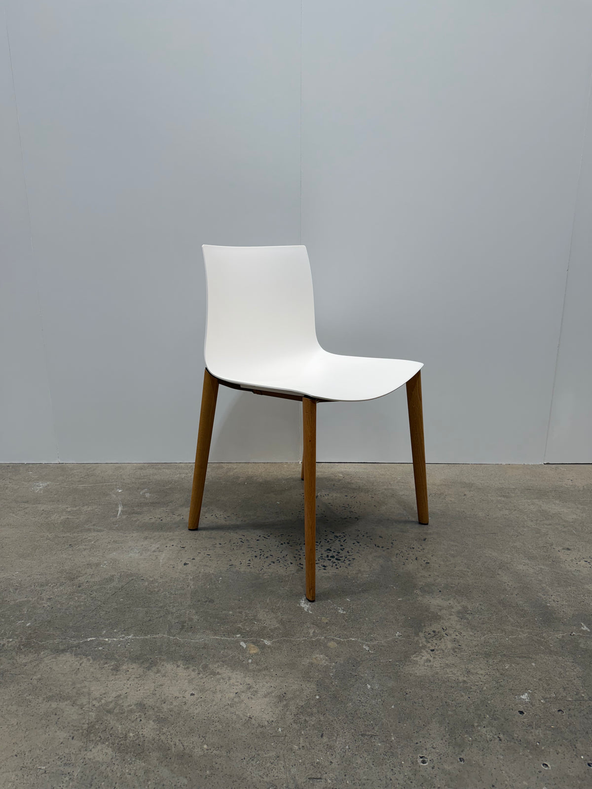 Arper Catifa 46 Chair – White Shell, Oak Legs – view 3 – pre-owned