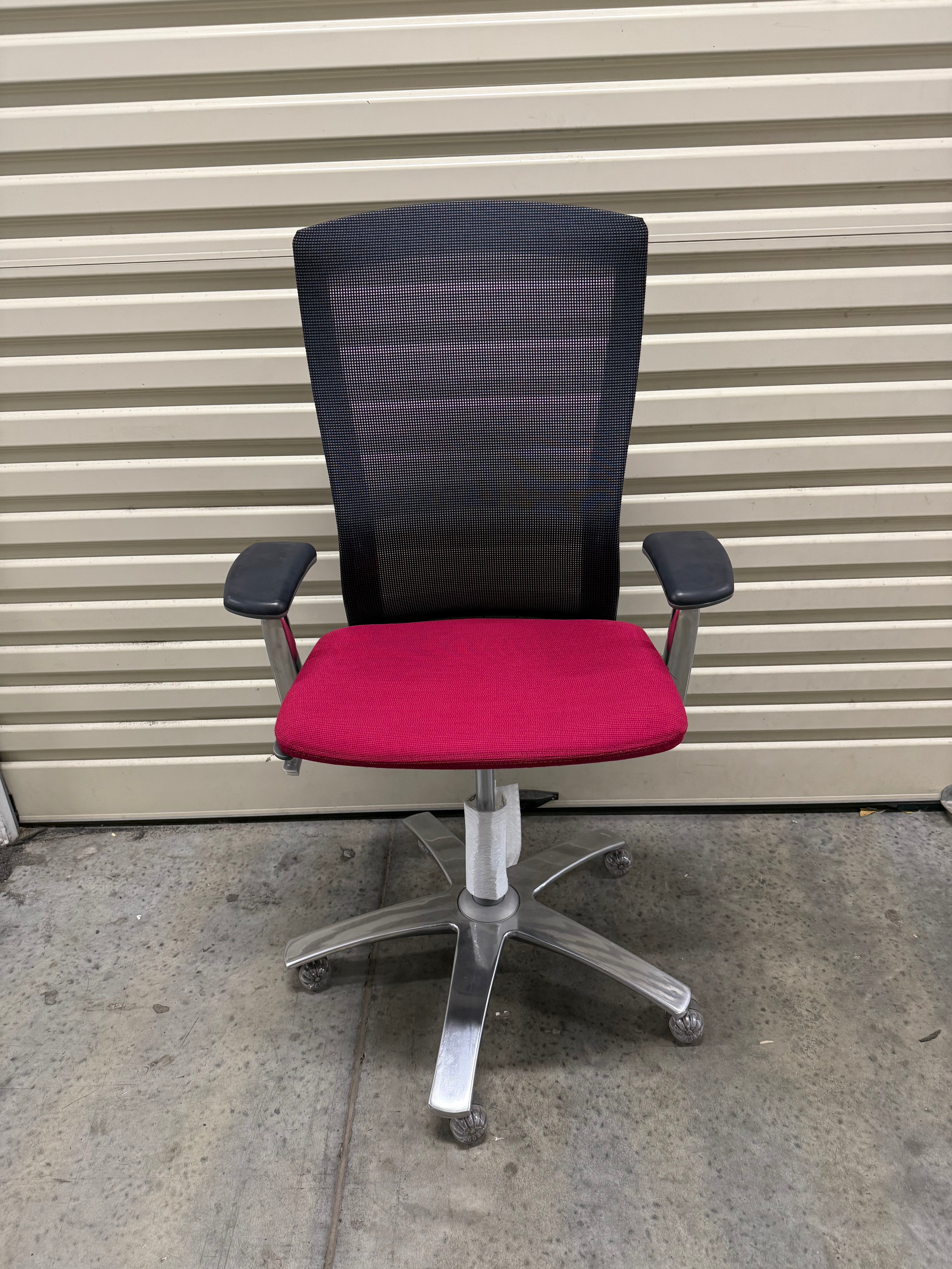 Knoll Life Chair – Black Mesh / Red Seat – Armrests & Fixed Seat