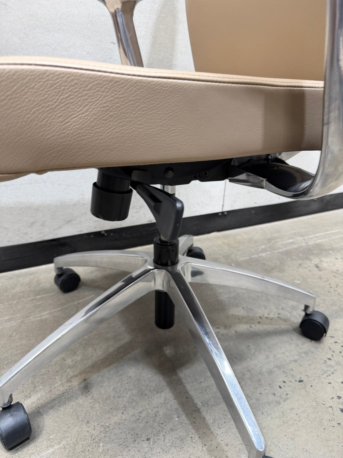 Zenith Invention Medium Back Executive Boardroom Meeting Chair – Beige