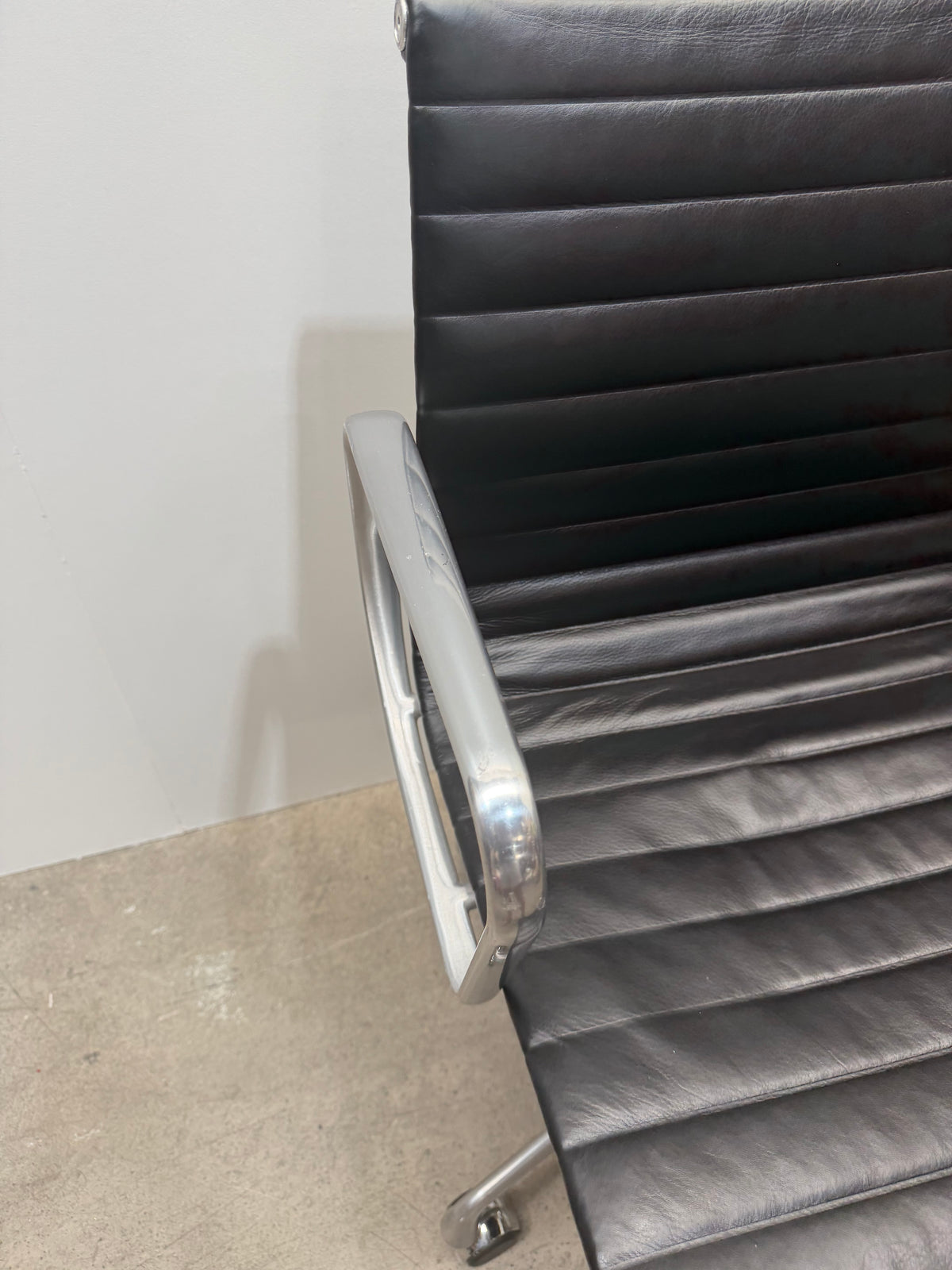 Herman Miller Eames Aluminium Group Management Chair EA331 – Black Leather, with Arms – view 18 – pre-owned