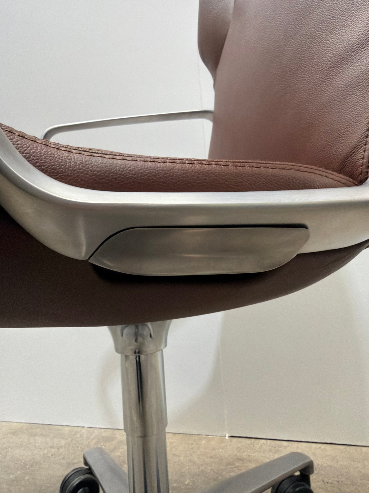Wilkhahn Intra 295/7 Medium Back Conference Chair – Brown Leather | Ex-Showroom – view 8 – pre-owned