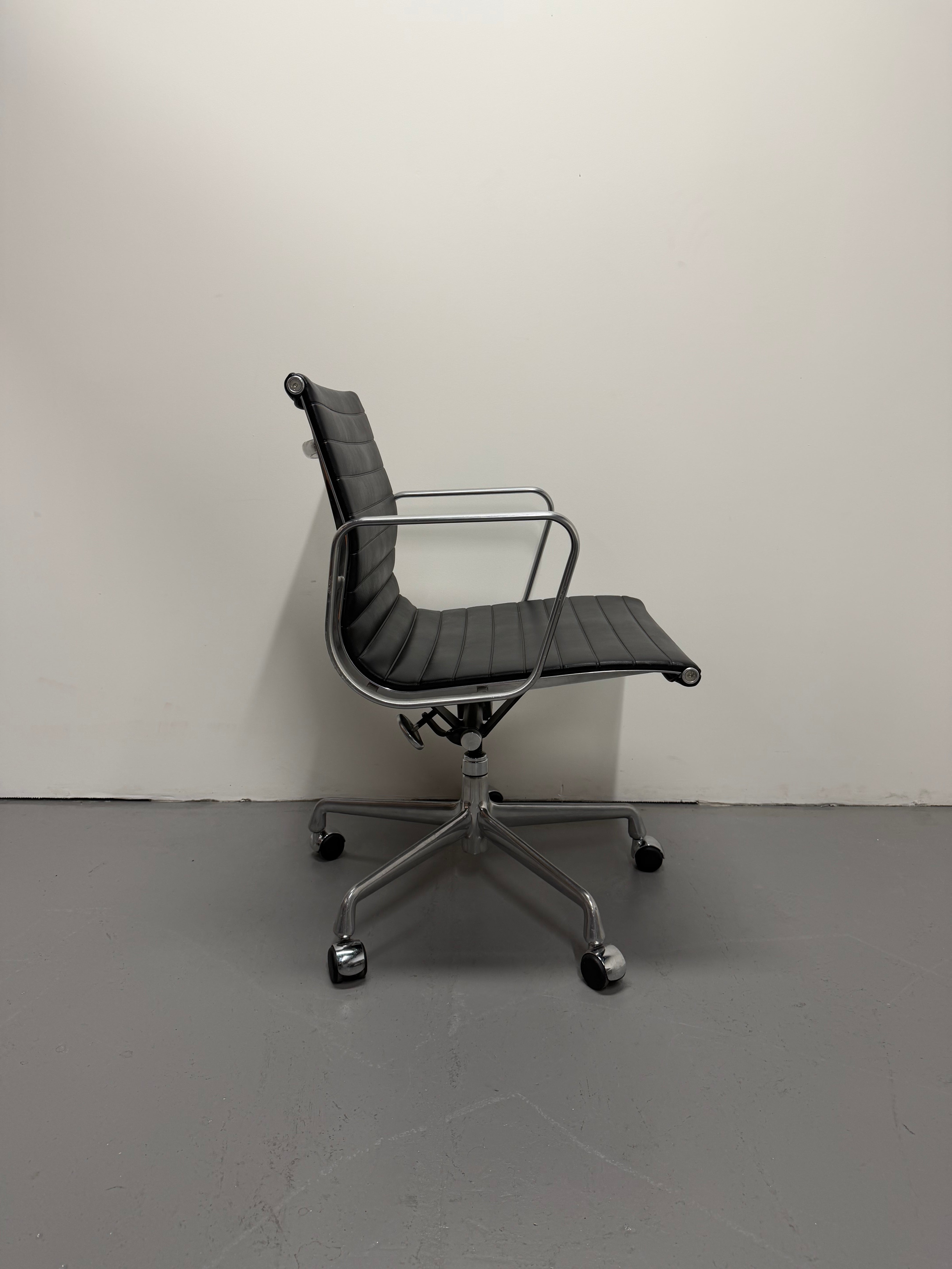 Eames EA 335 Leather Chair – Aluminium Group Management Armchair on Wheels by Herman Miller