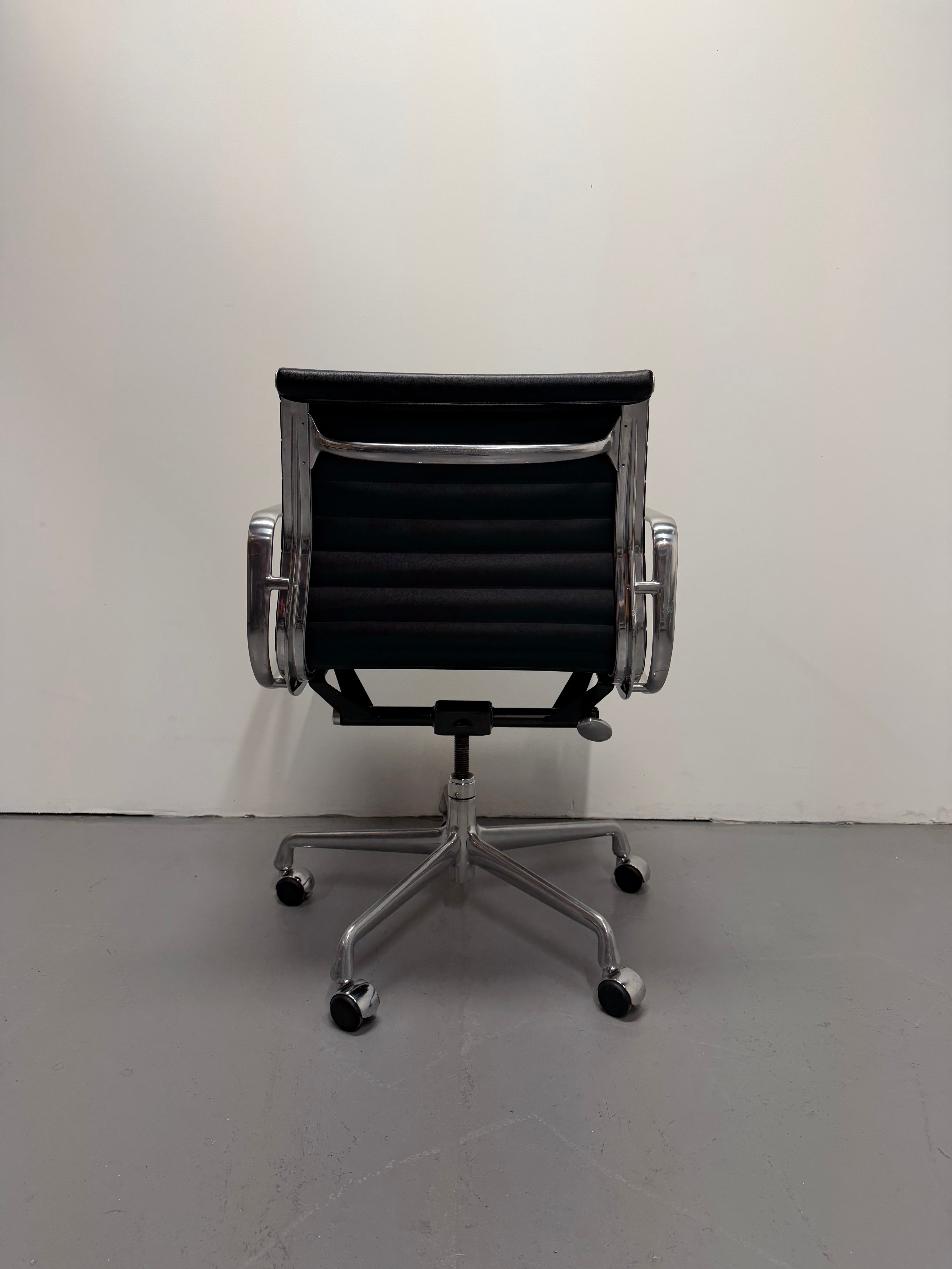 Eames EA 335 Leather Chair – Aluminium Group Management Armchair on Wheels by Herman Miller