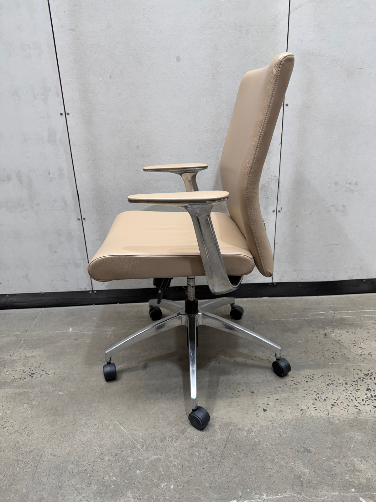 Zenith Invention Medium Back Executive Boardroom Meeting Chair – Beige