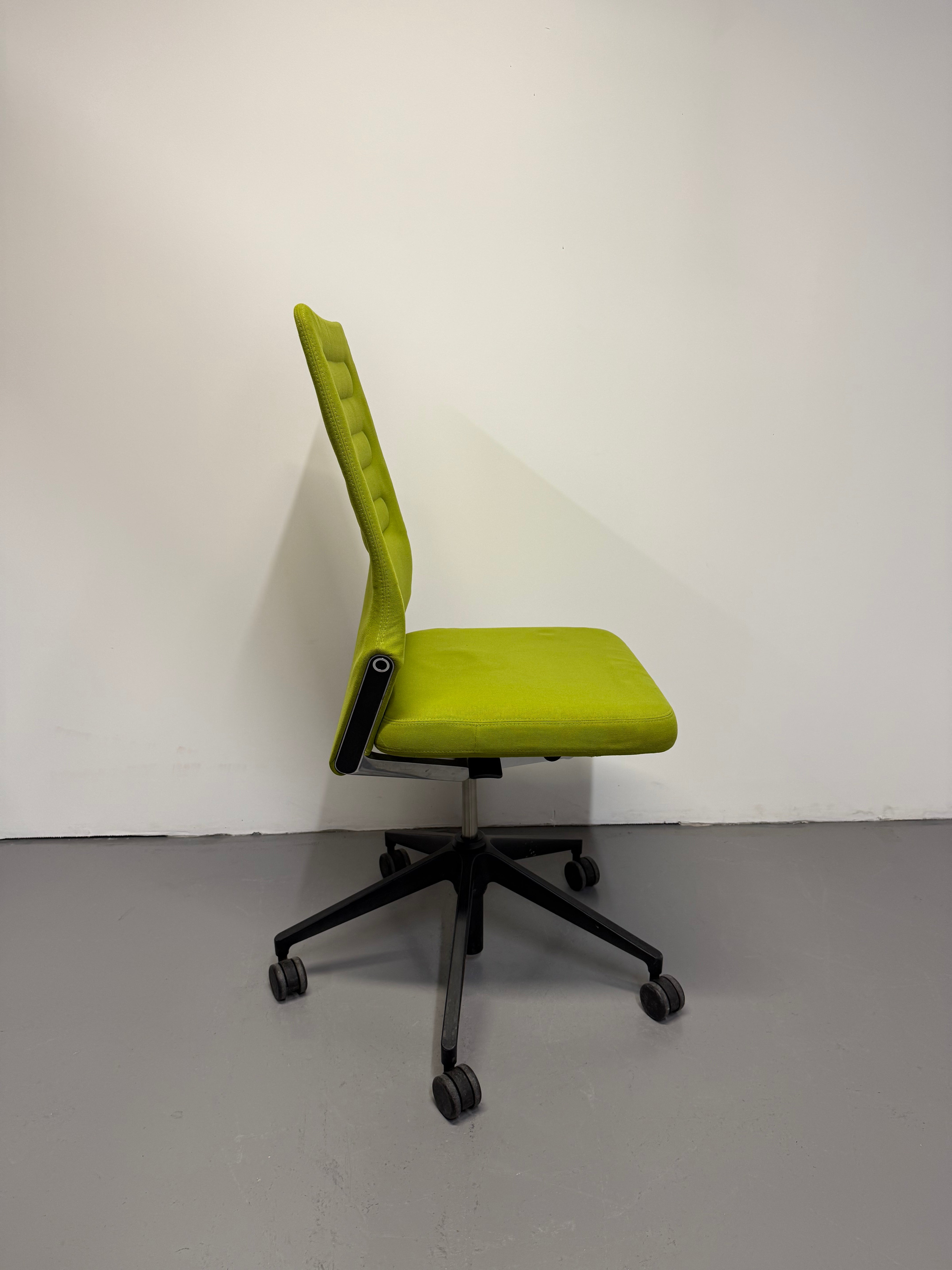 Vitra AC 4 Office Chair by Antonio Citterio – Avocado / Light Green
