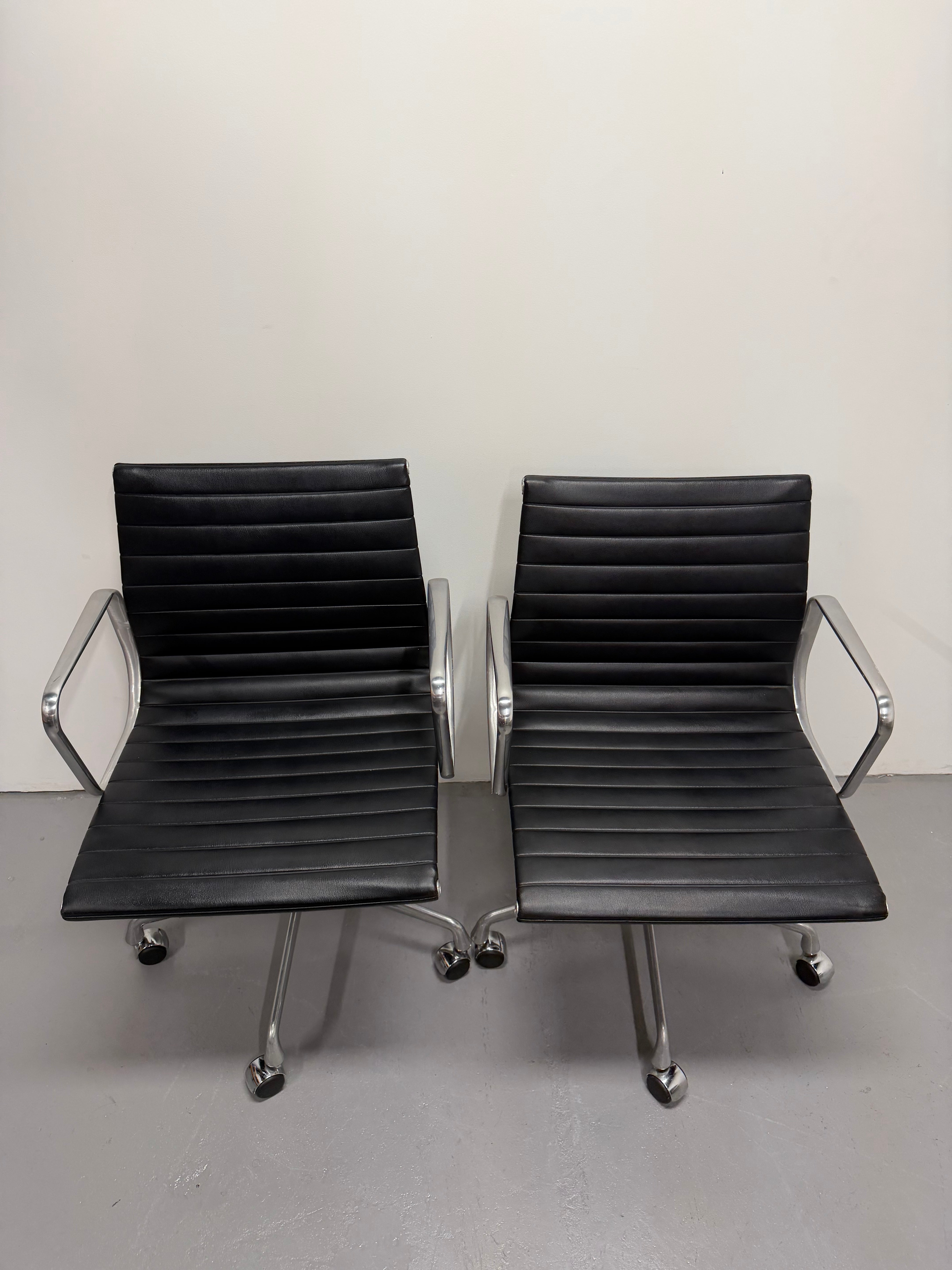 Eames EA 335 Leather Chair – Aluminium Group Management Armchair on Wheels by Herman Miller