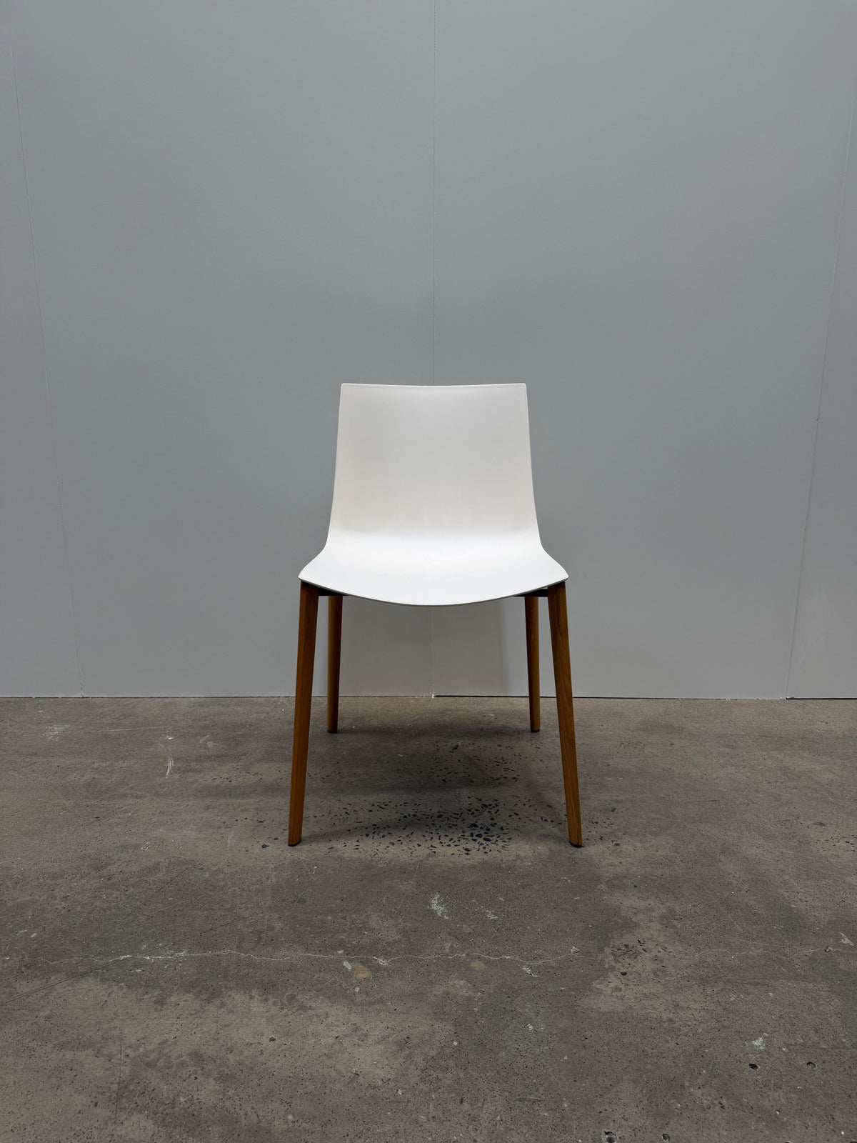 Arper Catifa 46 Chair – White Shell, Oak Legs – view 1 – pre-owned