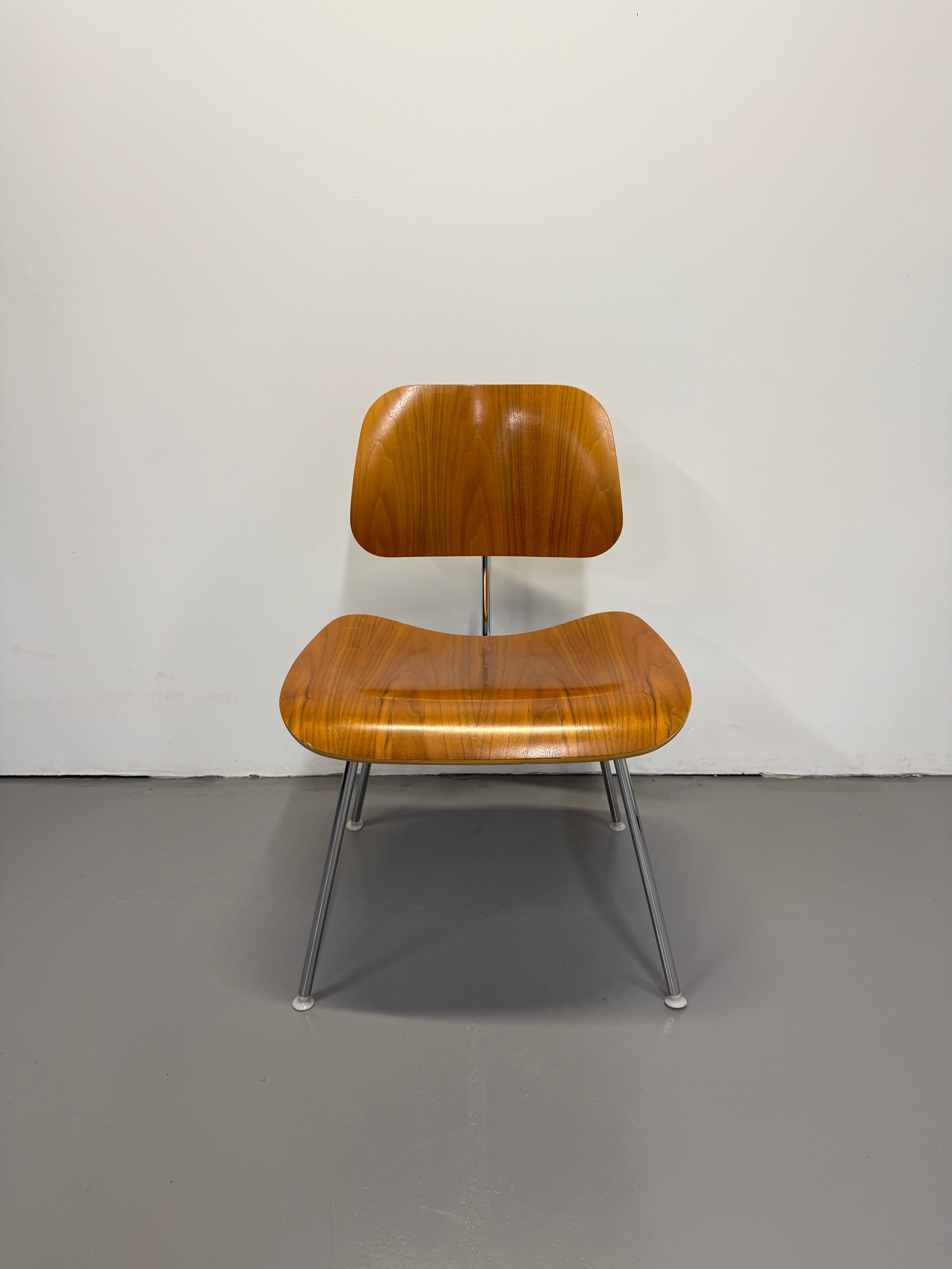 Eames Moulded Plywood Dining Chair – Metal Base by Herman Miller