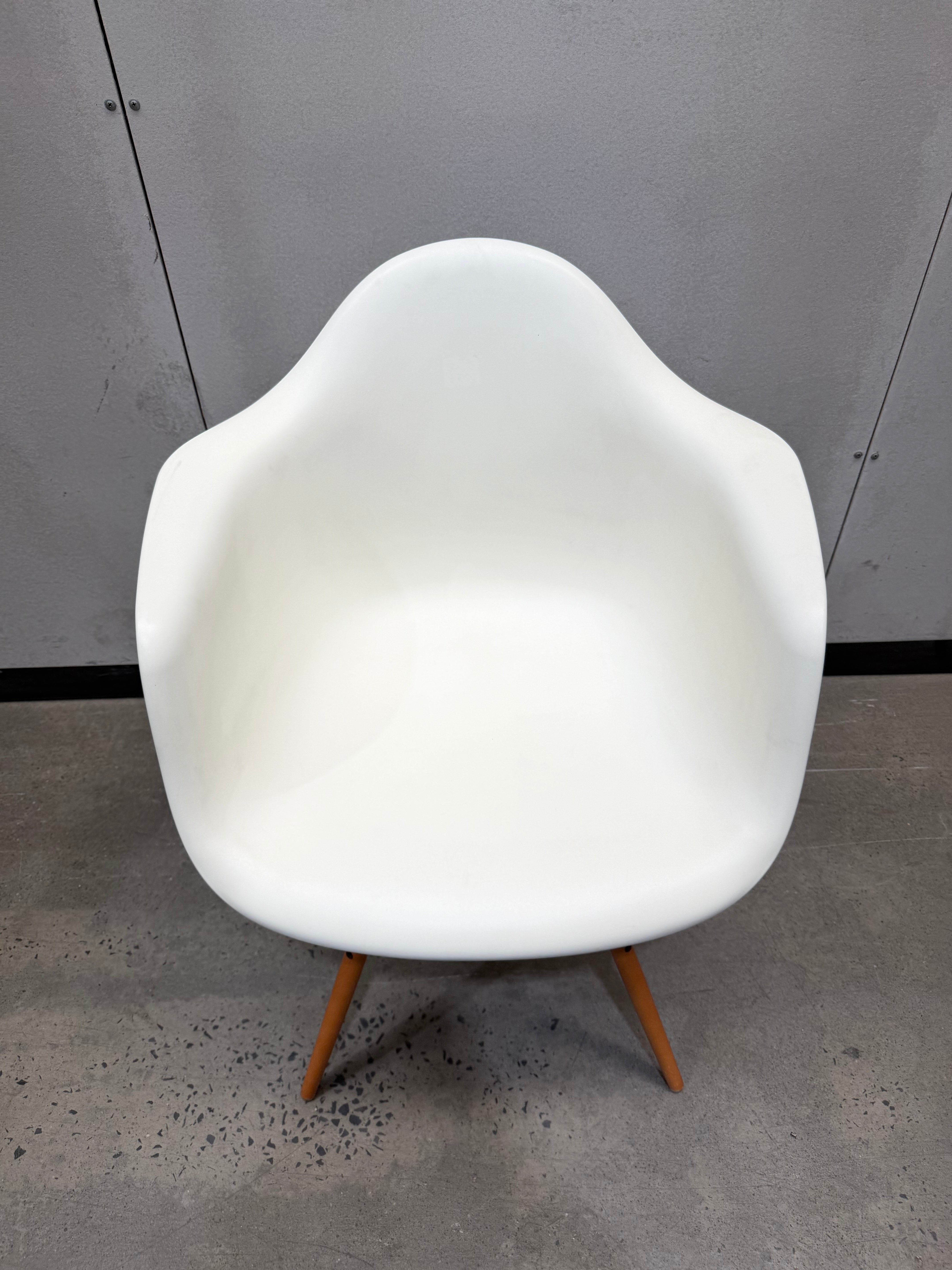 Vitra Eames Moulded Plastic Armchair DAW – White / Dowel Base
