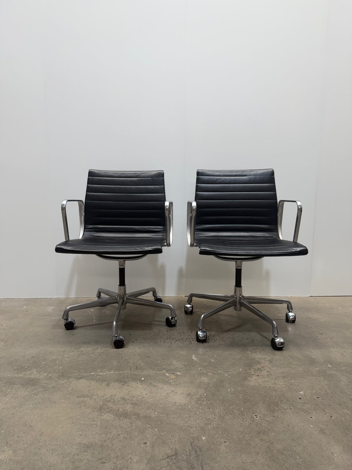 Herman Miller Eames Aluminium Group Management Chair EA331 – Black Leather, with Arms – view 14 – pre-owned