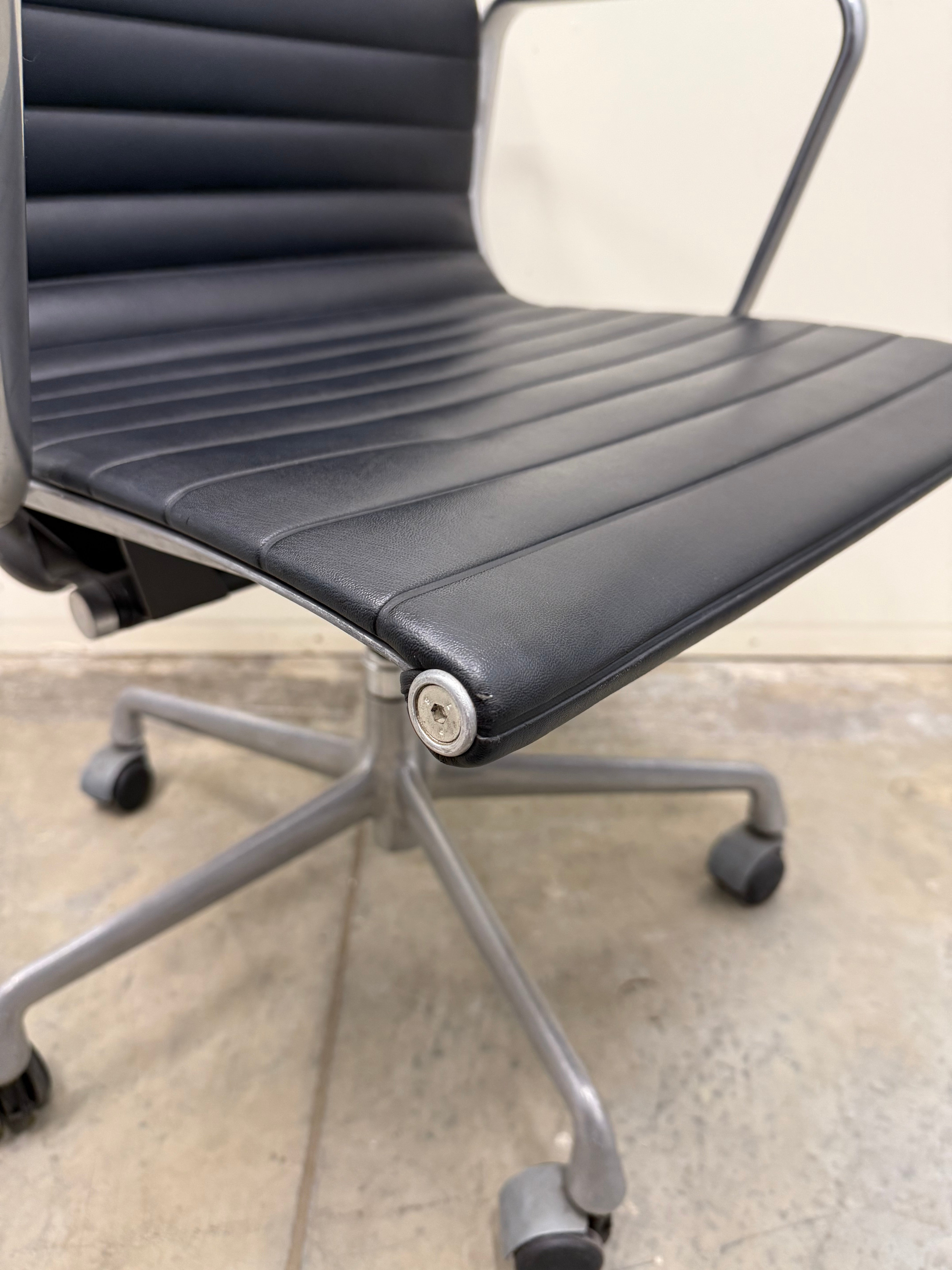 Eames Aluminium Group Management Armchair – Black Leather / Aluminium Base
