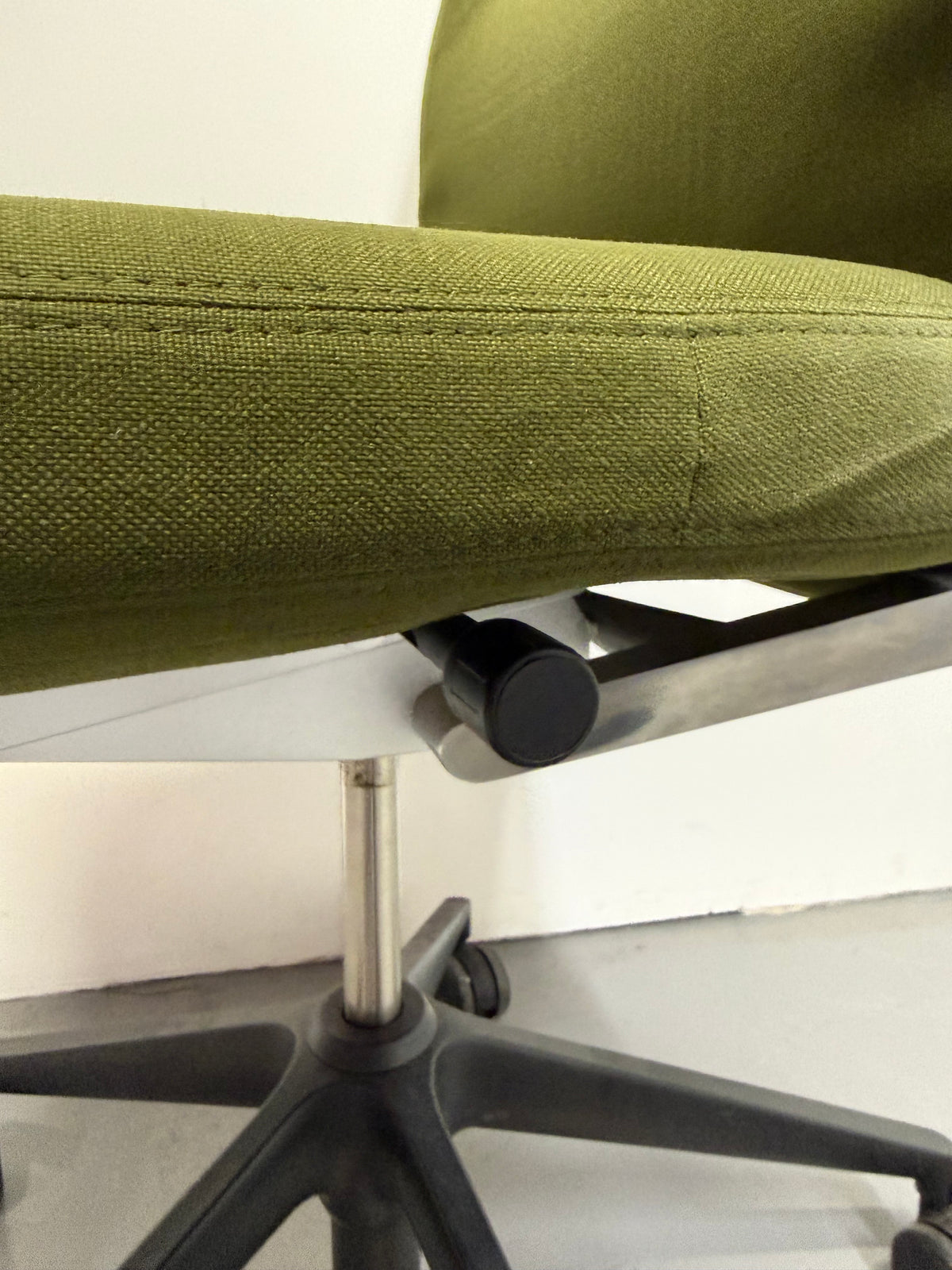 Vitra AC 4 Office Chair by Antonio Citterio – Forest Green / Dark Olive