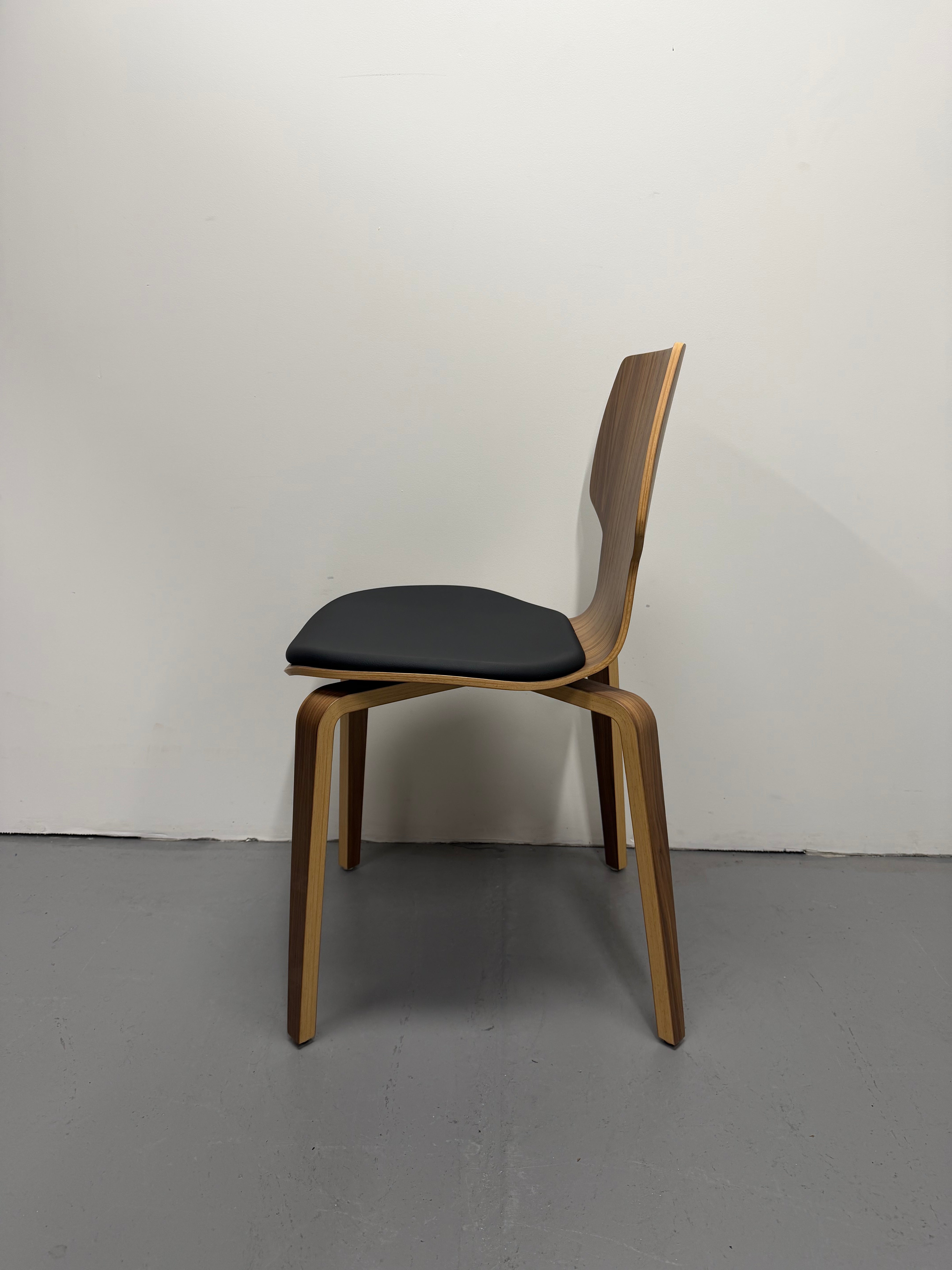 Mobles 114 Gràcia Dinning Chair – Walnut Plywood with Black Upholstered Seat | Ex-Showroom