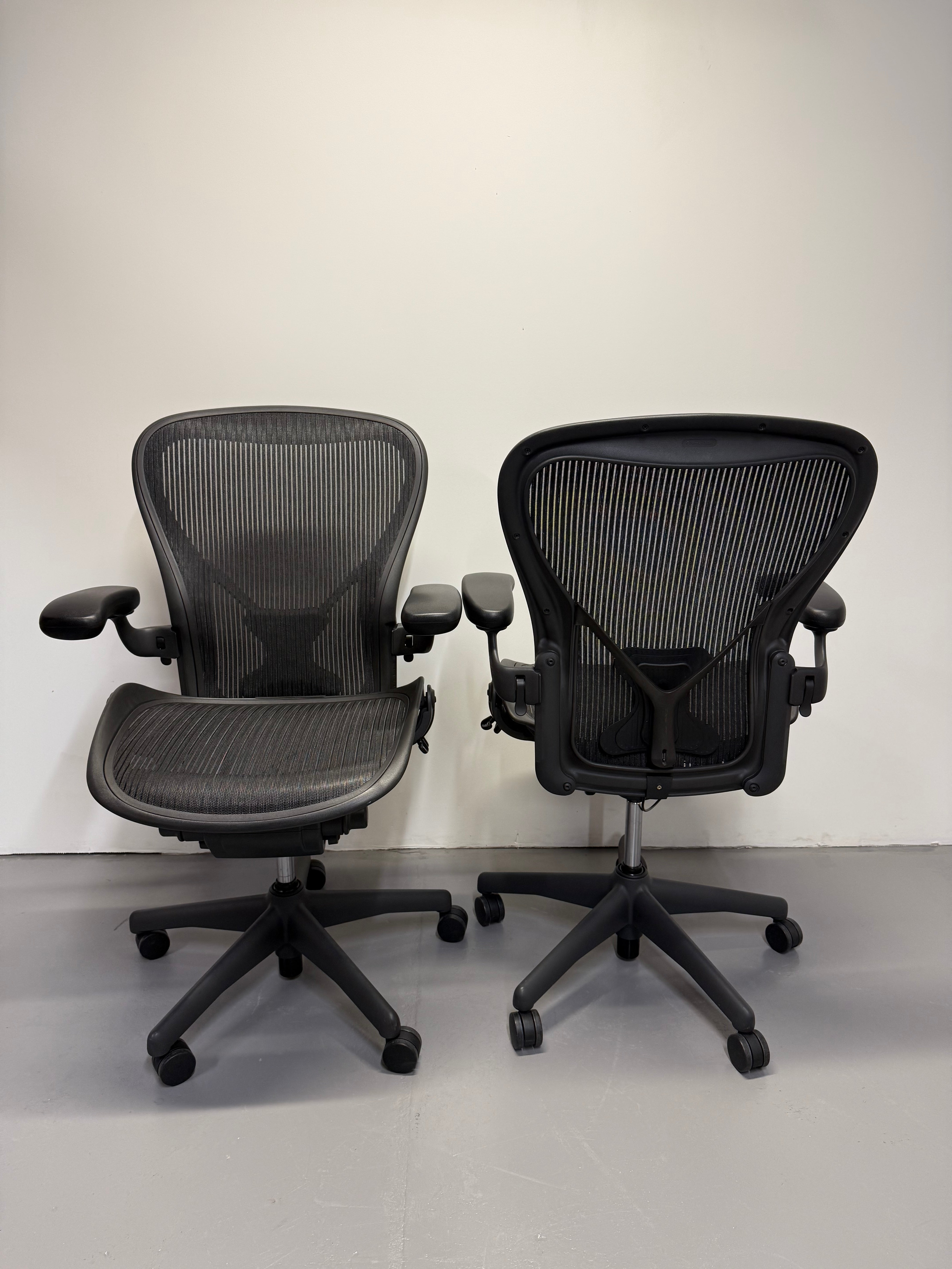 Herman miller Aeron with Armrest - Graphite (Size C)