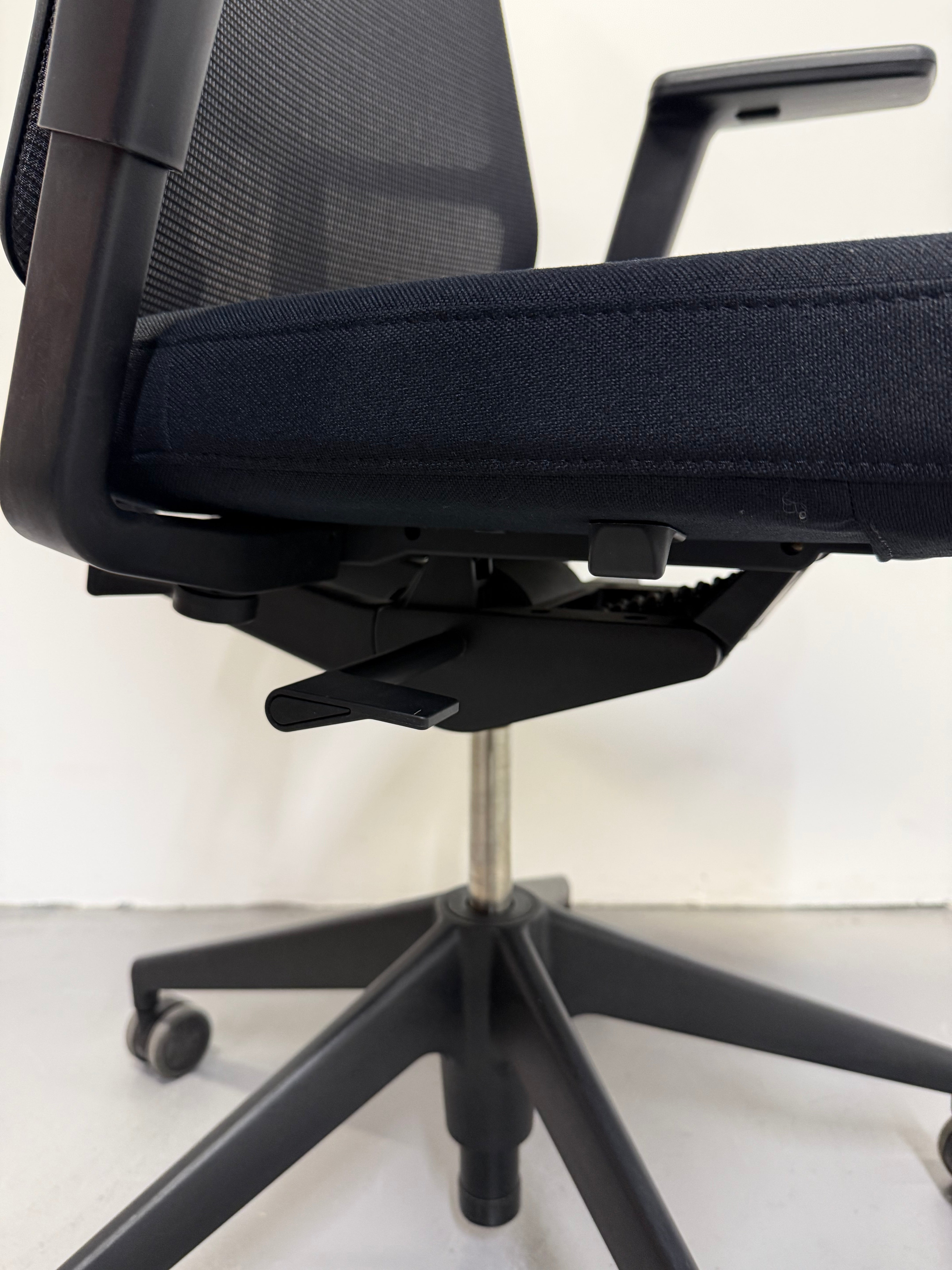 Vitra AM Chair – Ergonomic Task Chair by Alberto Meda - Ex Showroom Stock