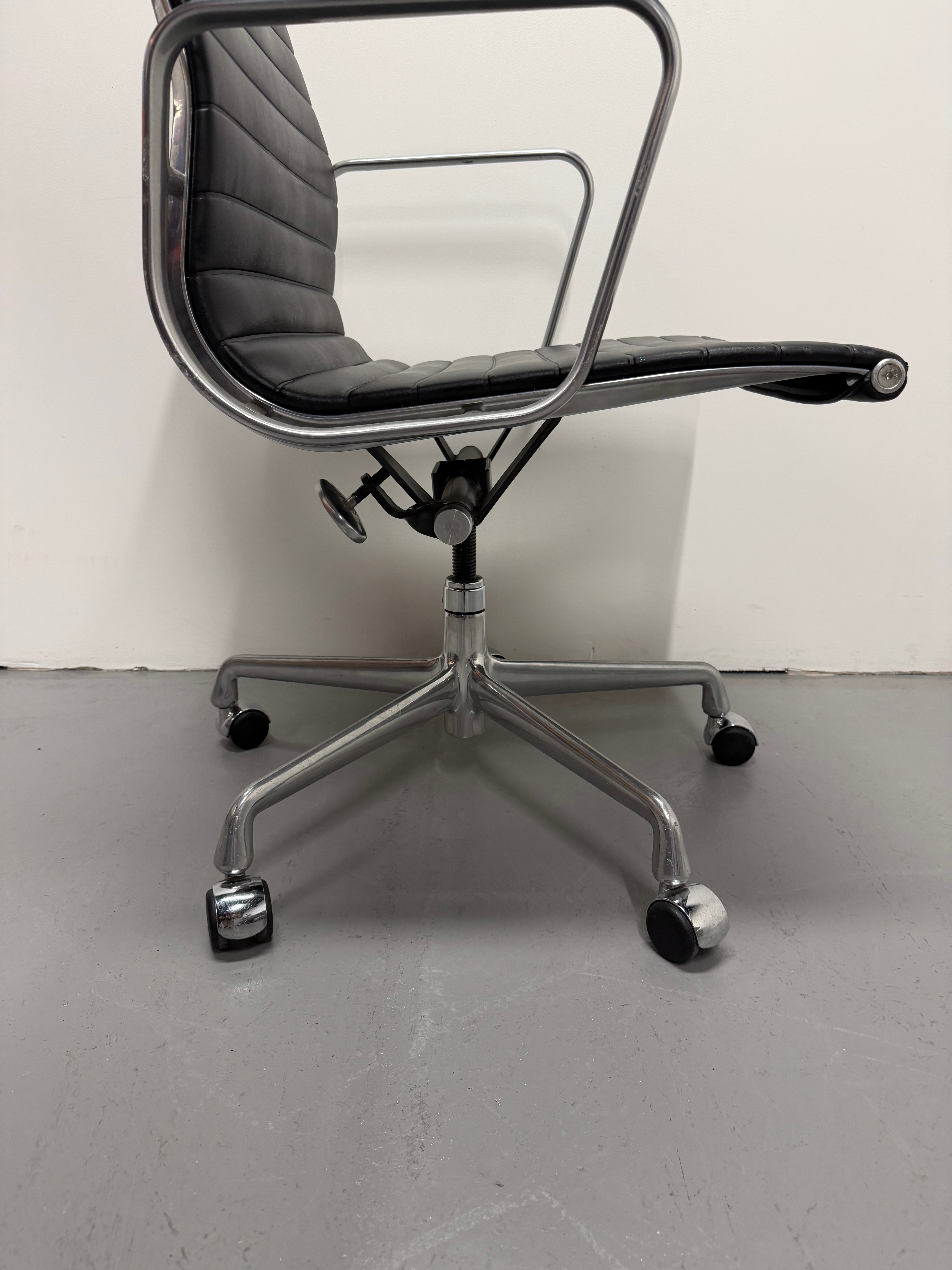Eames EA 335 Leather Chair – Aluminium Group Management Armchair on Wheels by Herman Miller