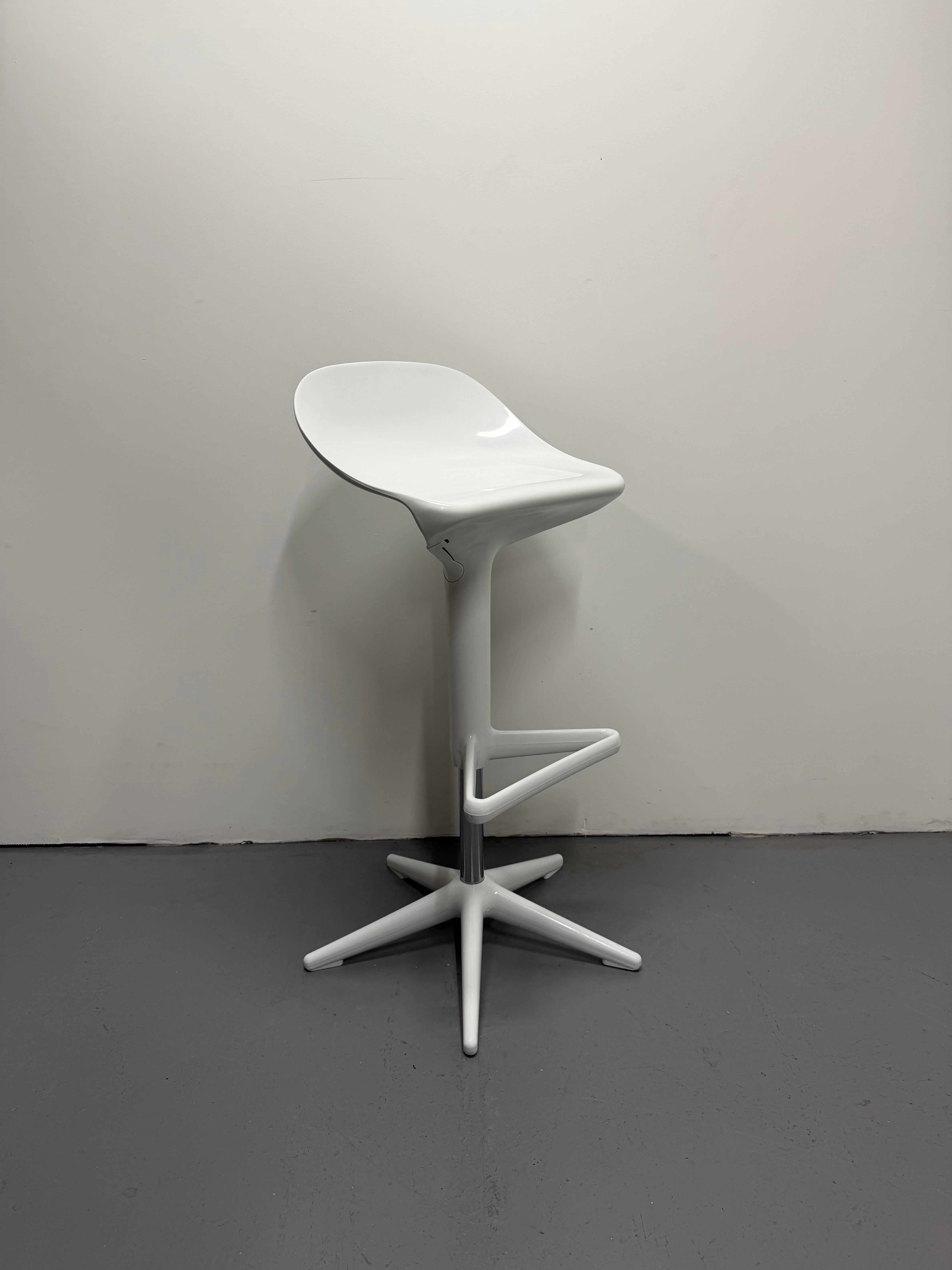 Kartell Spoon Bar Stool – White | Antonio Citterio & Toan Nguyen