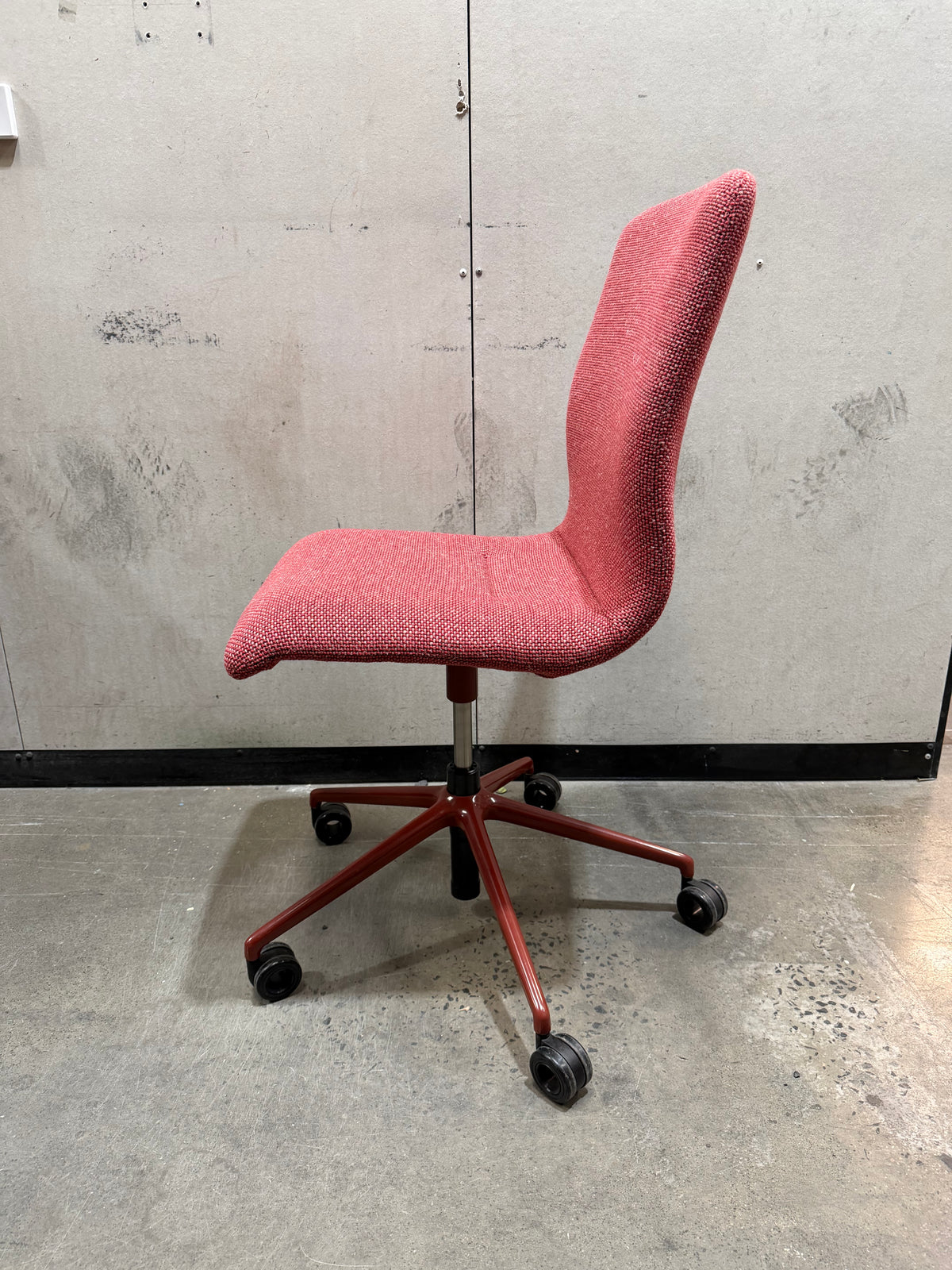 Wilkhahn Decide 296/6 Swivel Office Chair – Red Fabric / Red Base | Ex-Showroom