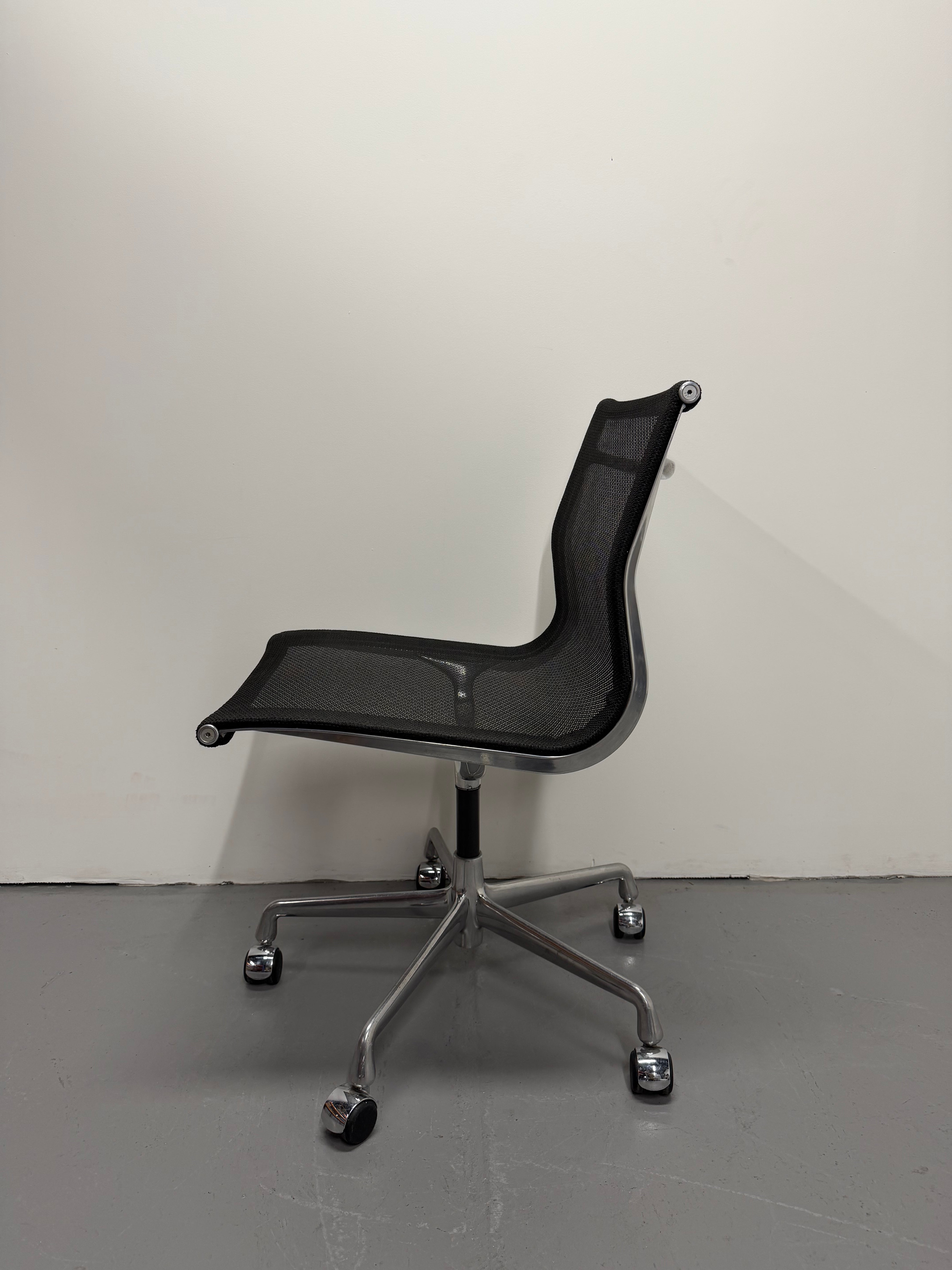 Eames Mesh Task Chair – Aluminium Group by Herman Miller (No Arms)
