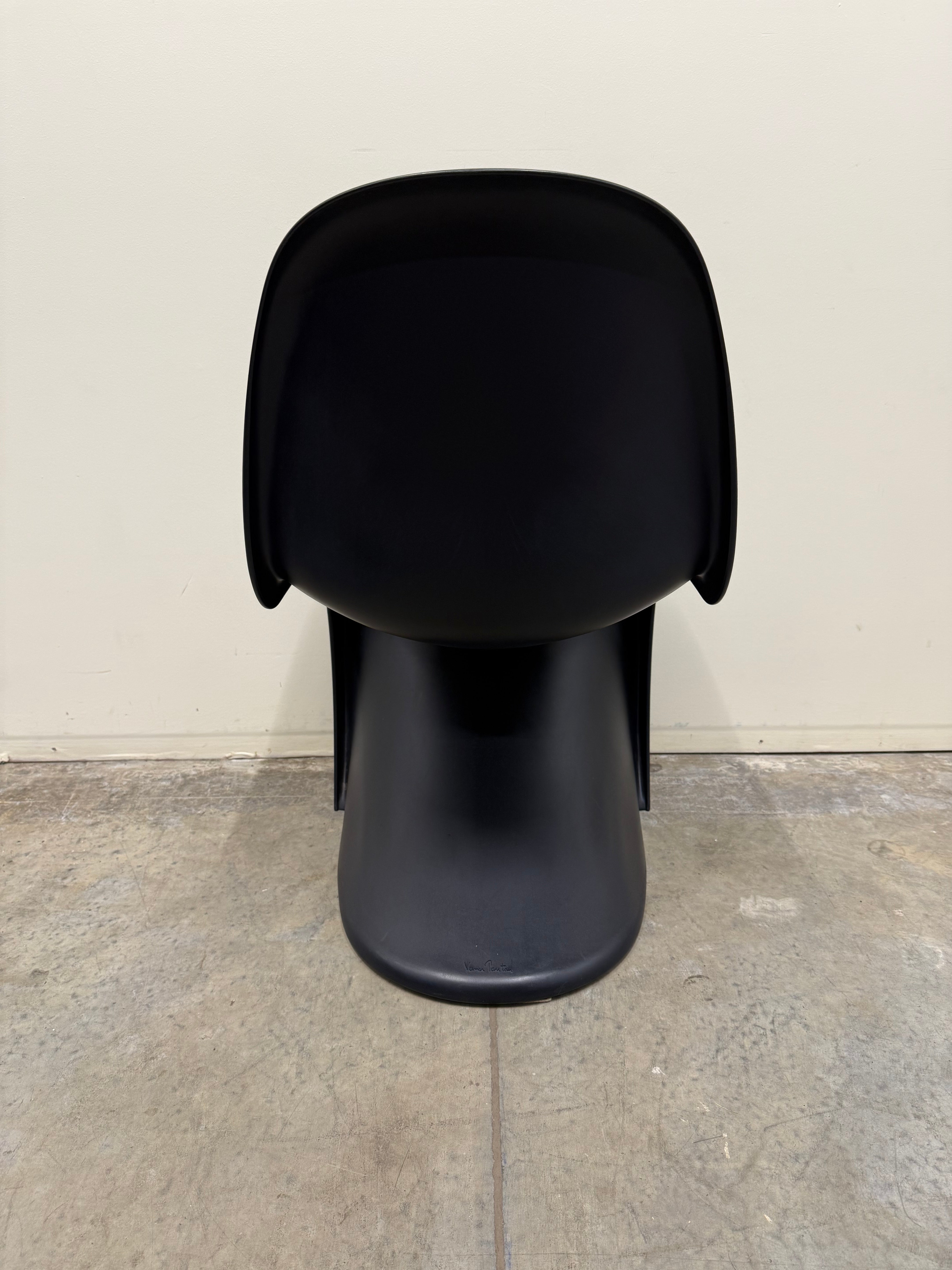 Vitra Panton Chair – Black / Plastic Shell