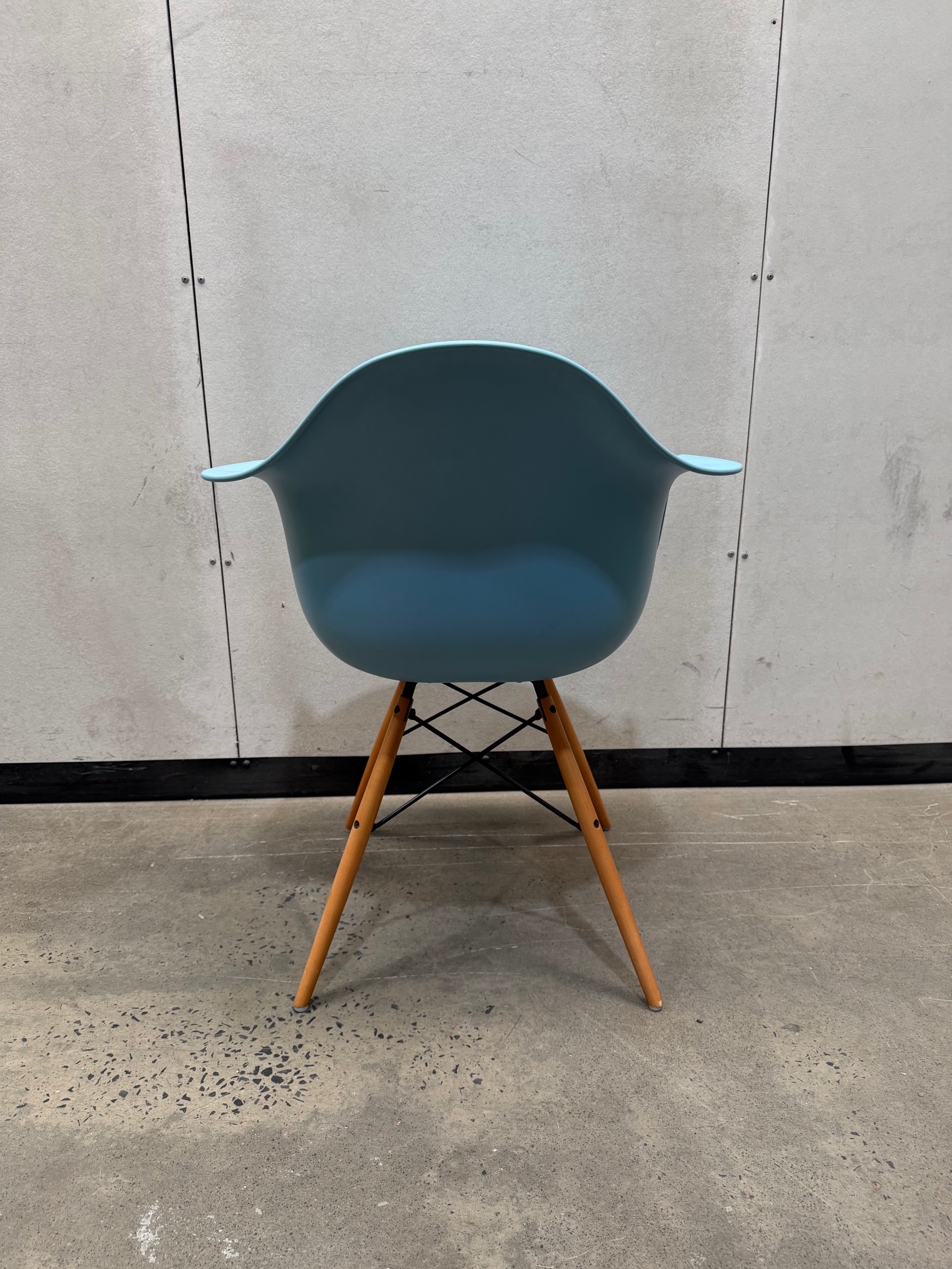 Vitra Eames Moulded Plastic Armchair DAW – Light Blue / Dowel Base