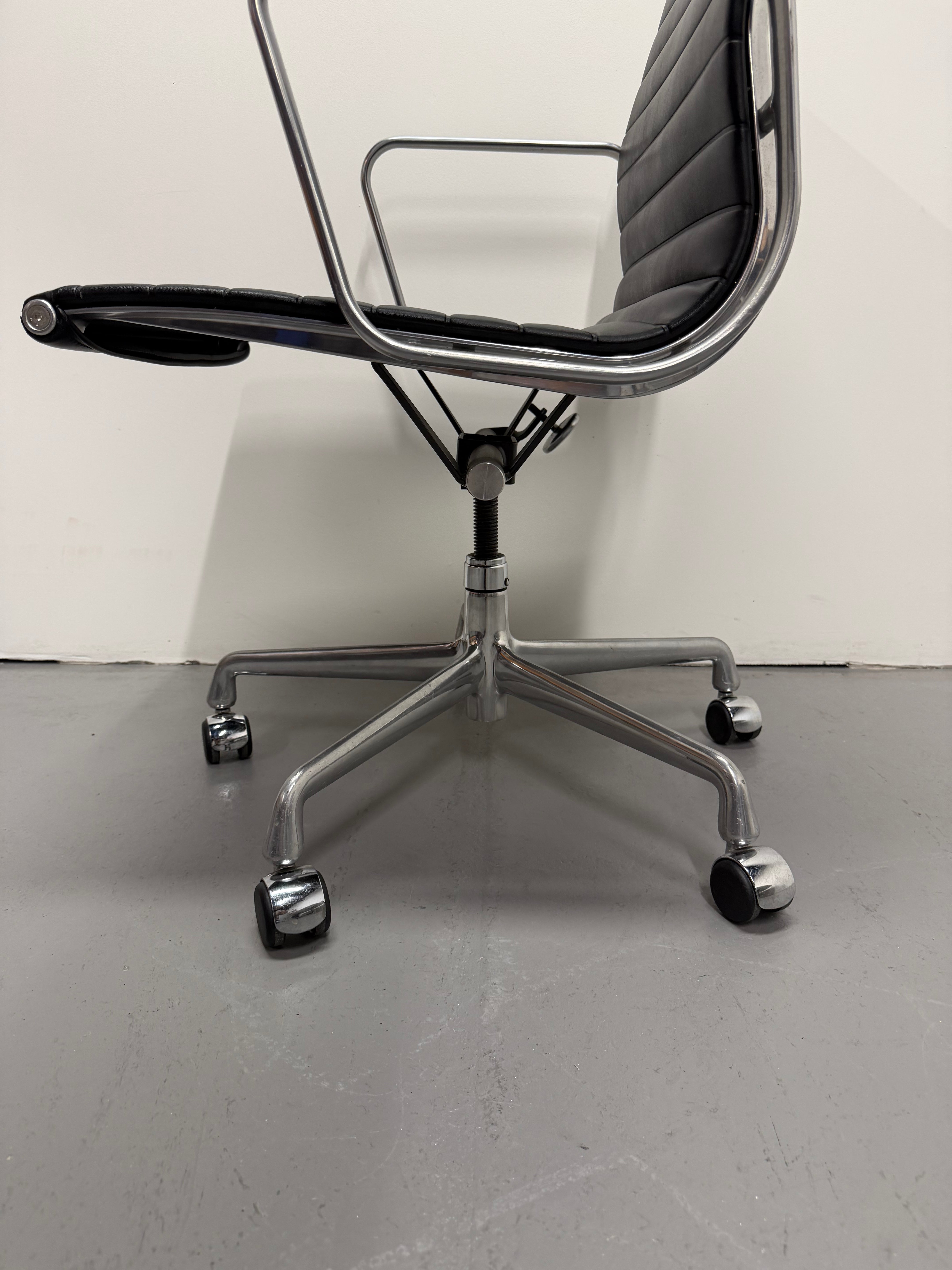 Eames EA 335 Leather Chair – Aluminium Group Management Armchair on Wheels by Herman Miller