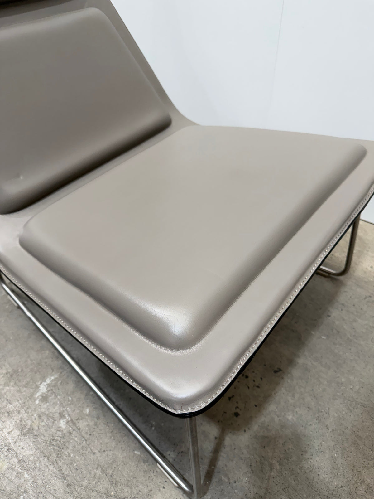 Cappellini Low Pad Lounge Chair by Jasper Morrison – Taupe Leather – view 8 – pre-owned