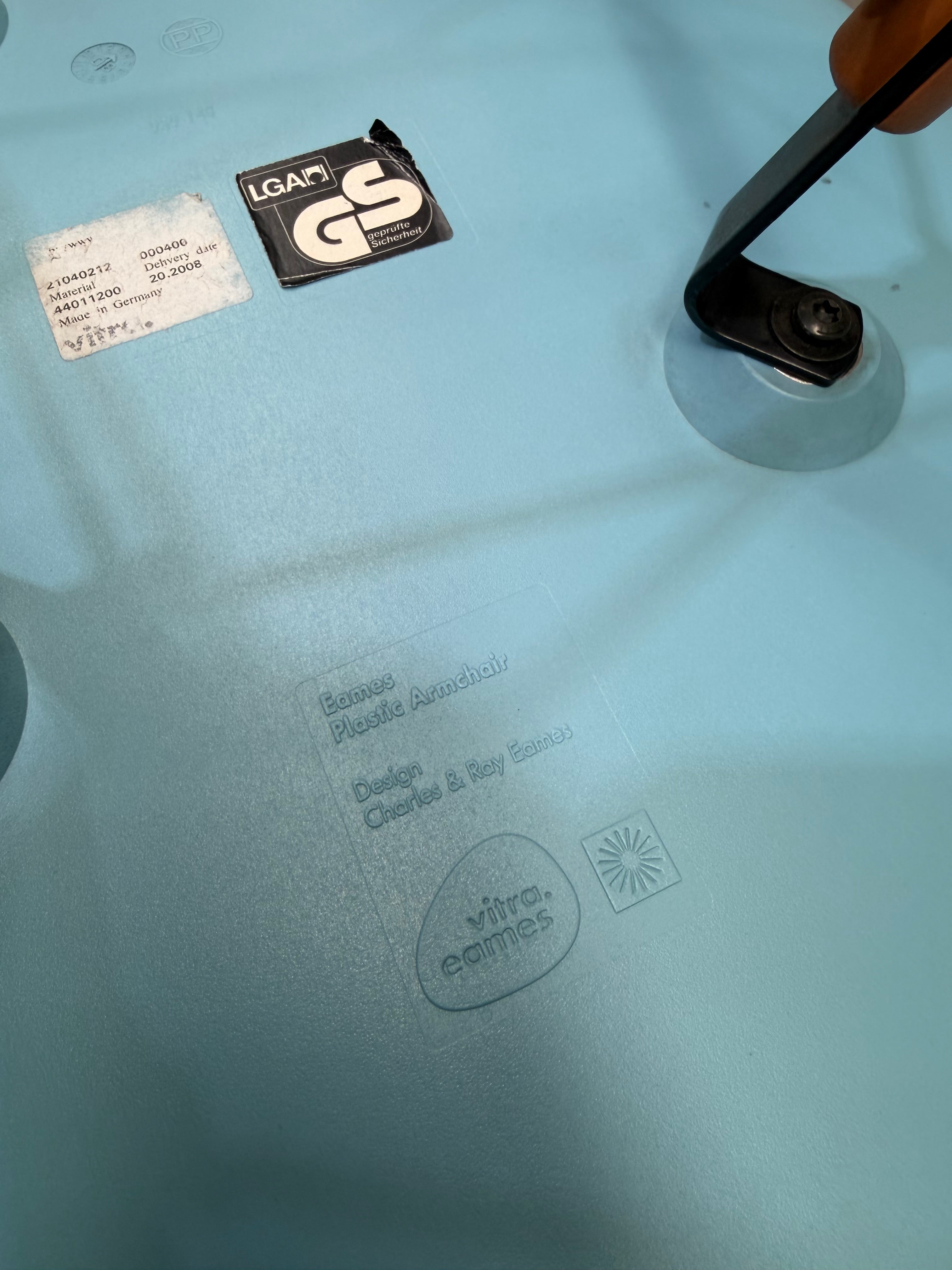 Vitra Eames Moulded Plastic Armchair DAW – Light Blue / Dowel Base