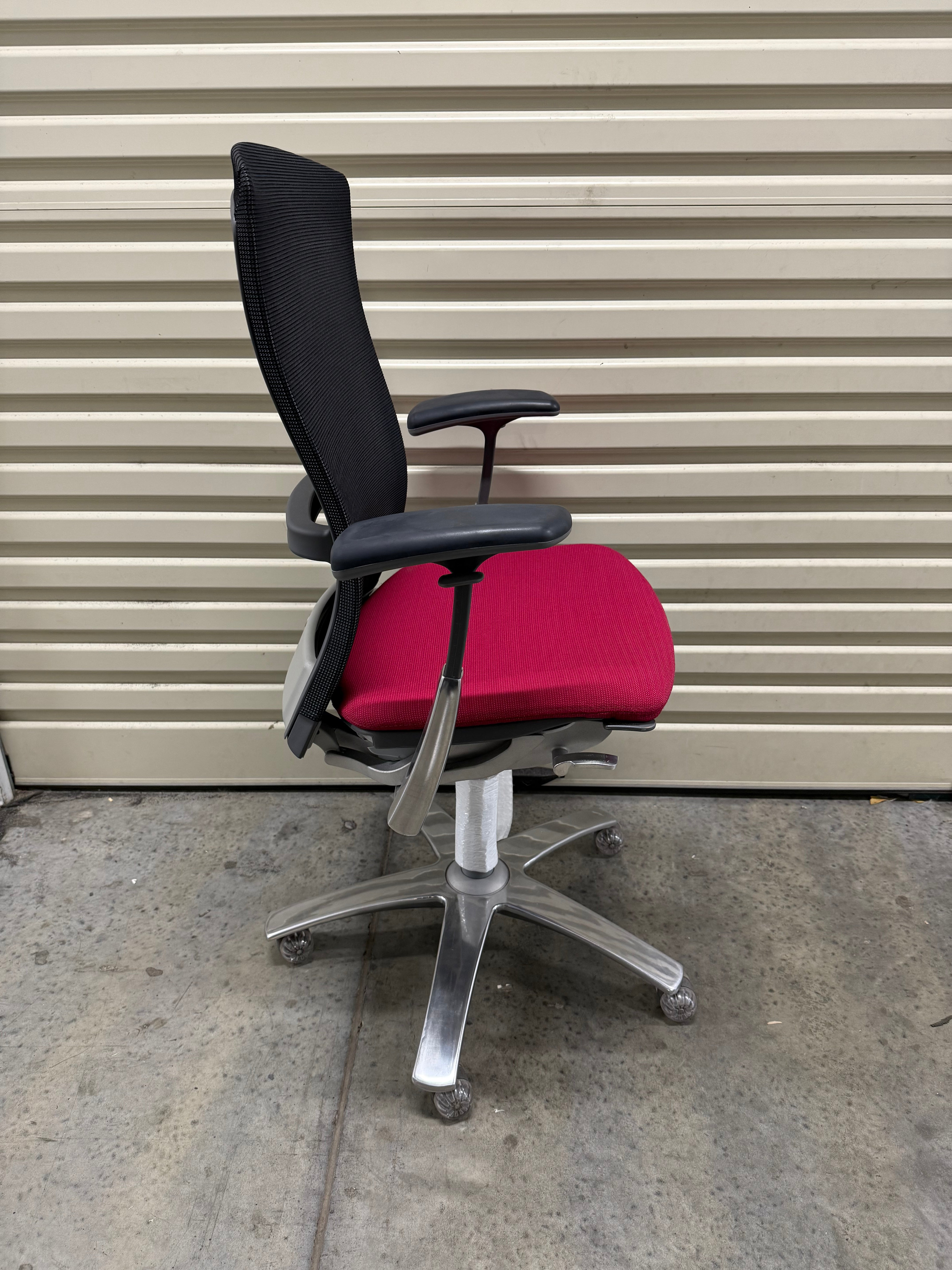Knoll Life Chair – Black Mesh / Red Seat – Armrests & Fixed Seat
