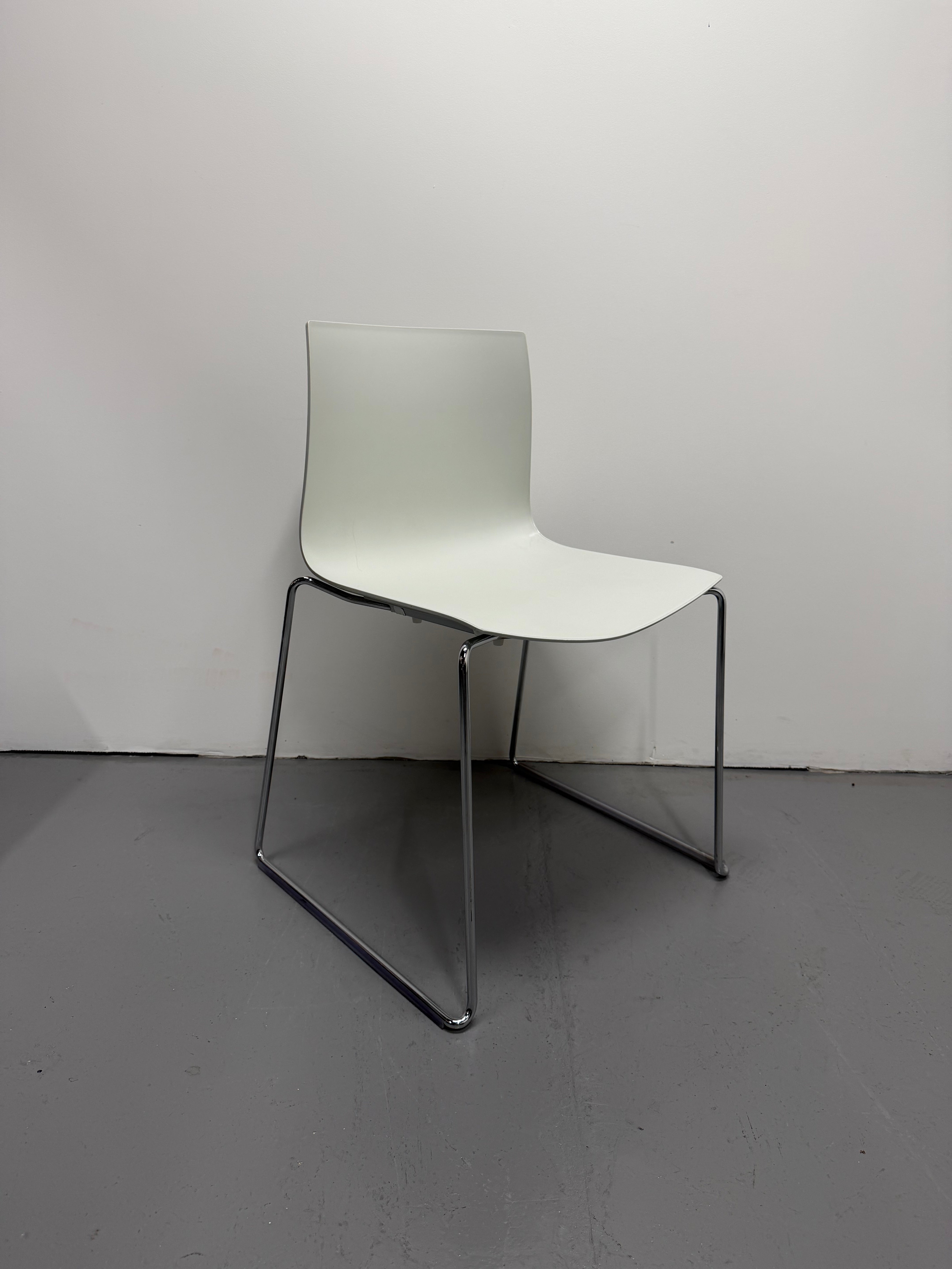 Arper Catifa 46 Chair – Glossy white/light grey back - Fair condition