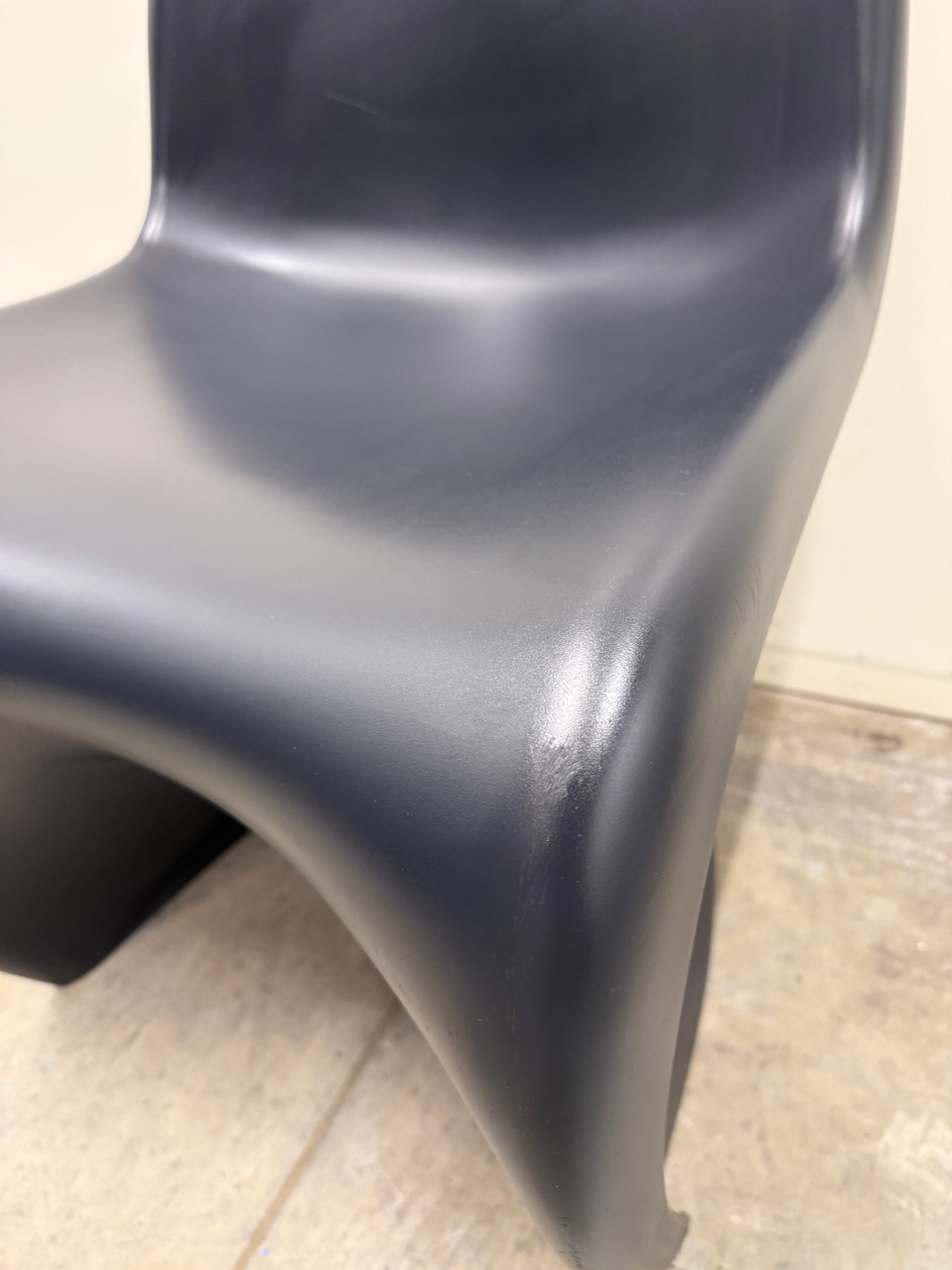 Vitra Panton Chair – Black / Plastic Shell