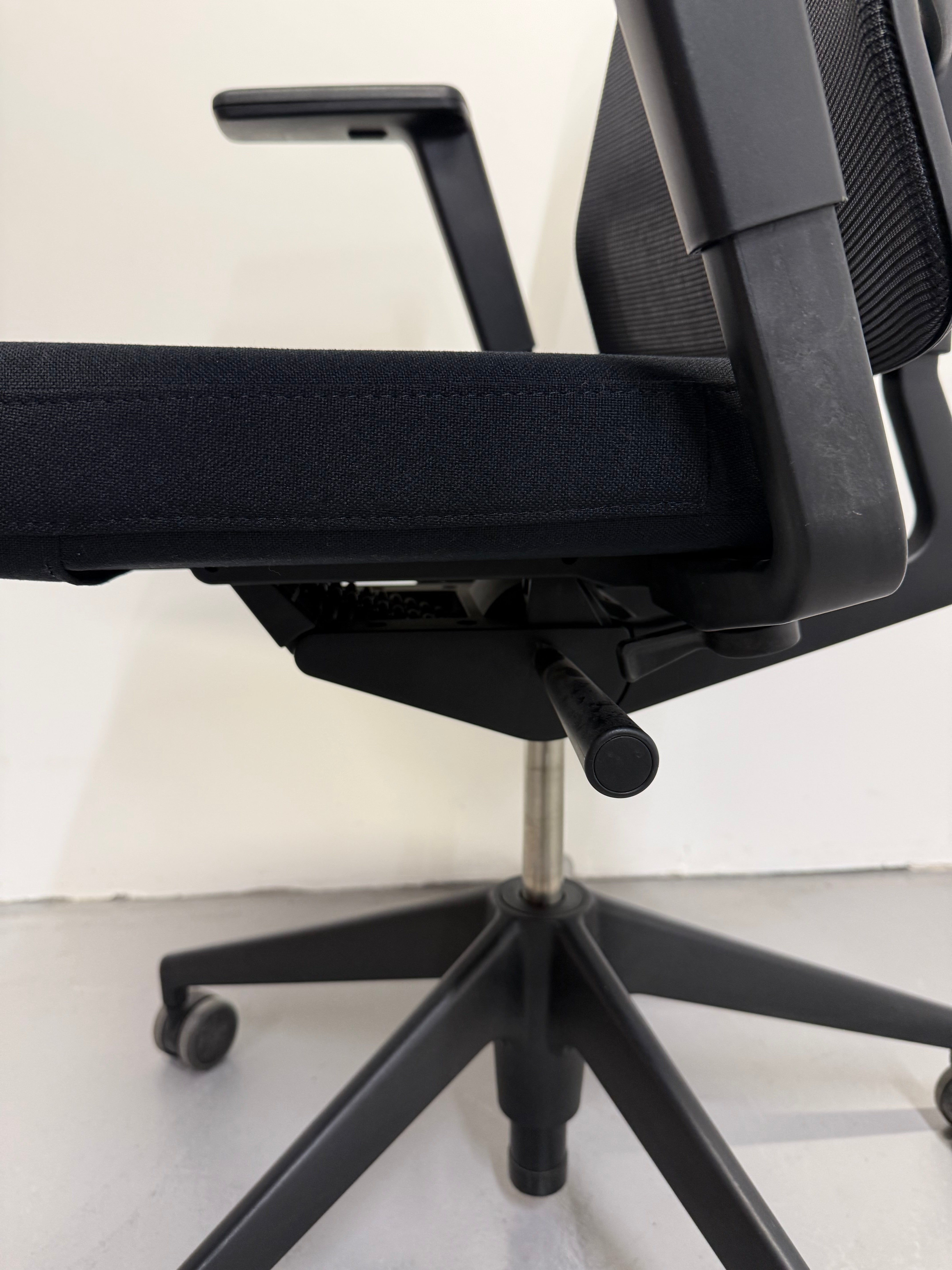 Vitra AM Chair – Ergonomic Task Chair by Alberto Meda - Ex Showroom Stock