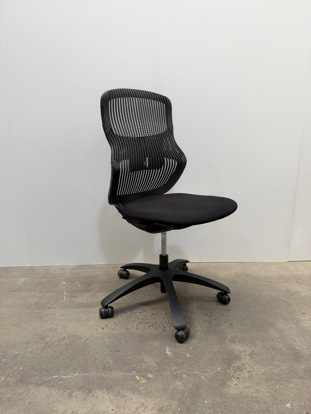 Knoll Generation Ergonomic Office Task Chair by Formway – Black, No Arms – view 3 – pre-owned
