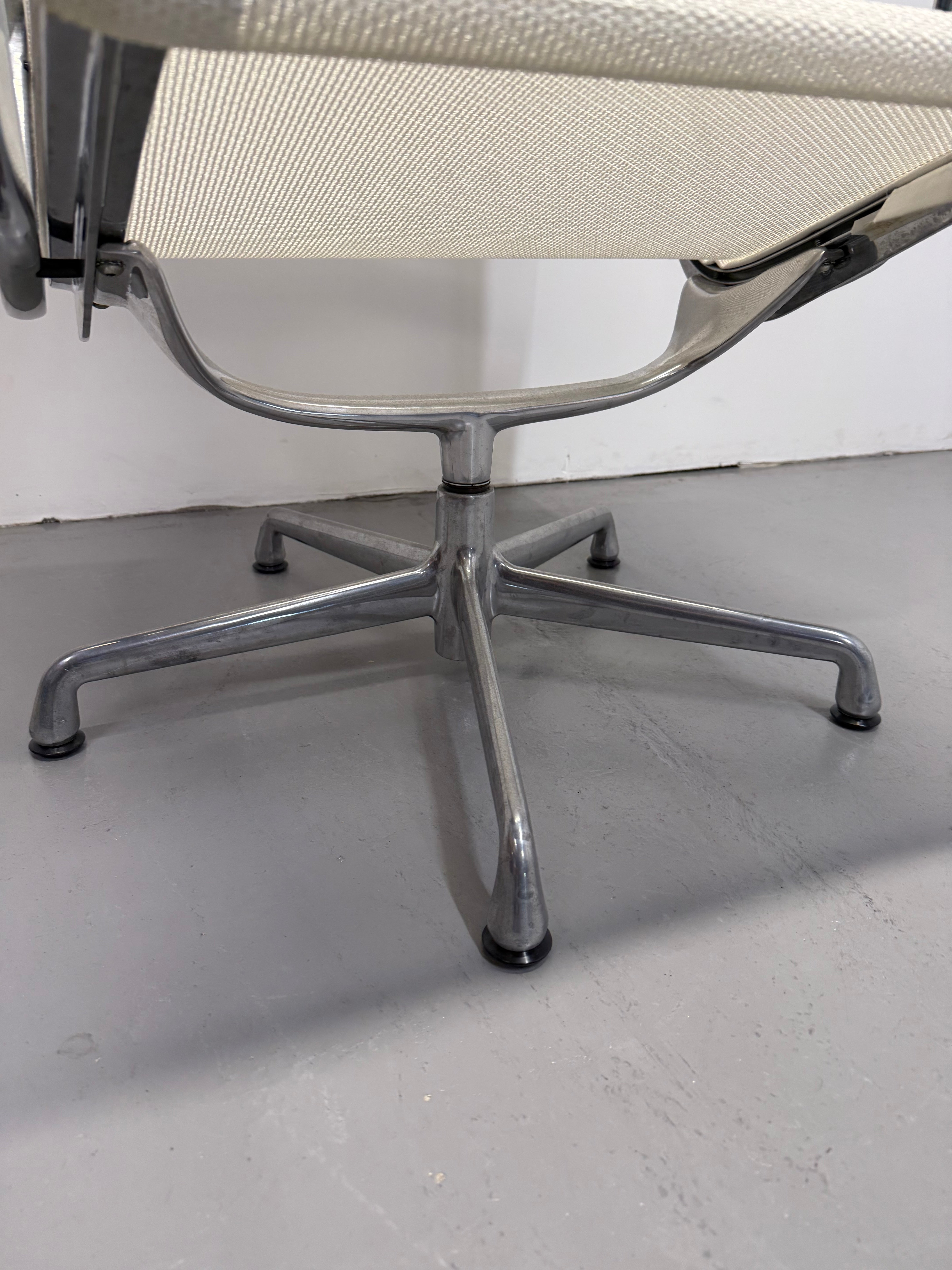 Herman Miller EA 116 Eames Aluminum Group Lounge Chair - White Mesh