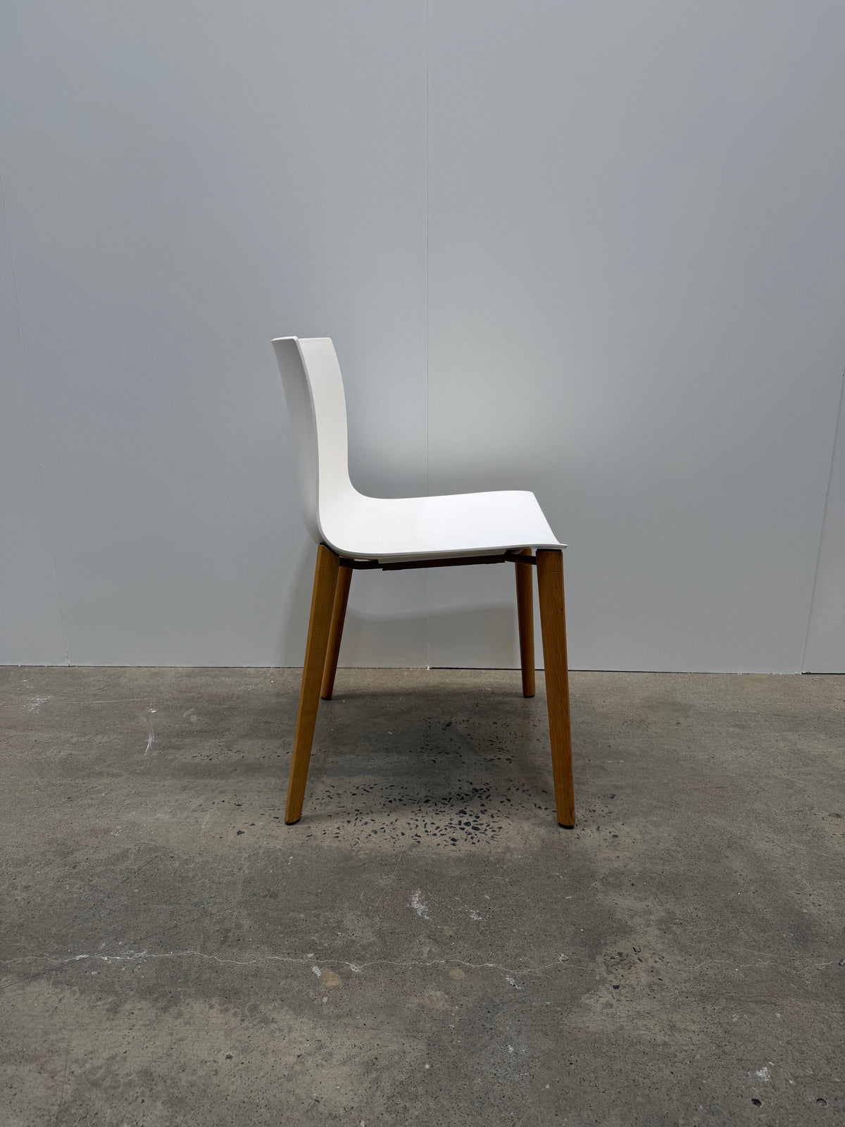 Arper Catifa 46 Chair – White Shell, Oak Legs – view 4 – pre-owned