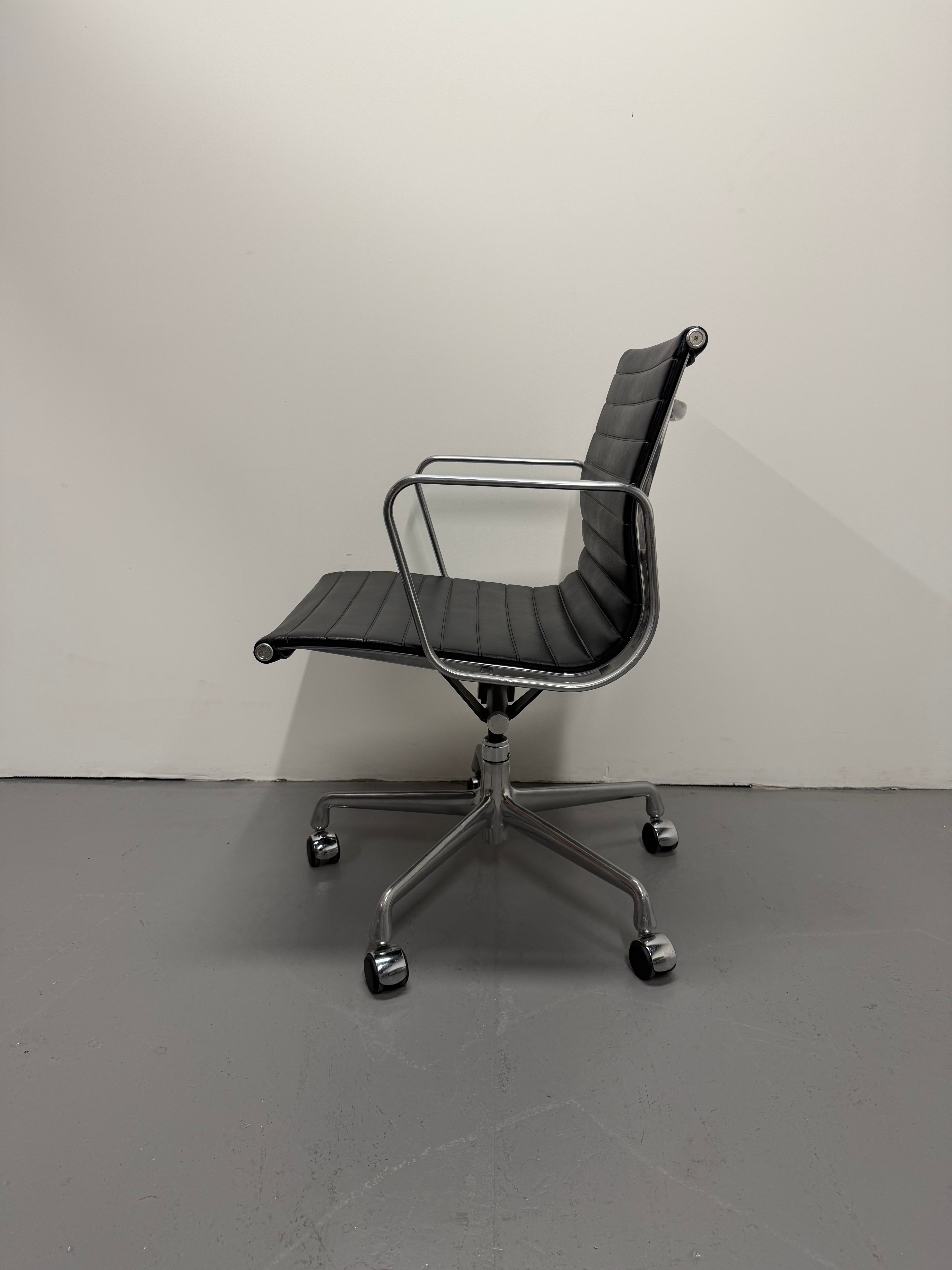 Eames EA 335 Leather Chair – Aluminium Group Management Armchair on Wheels by Herman Miller