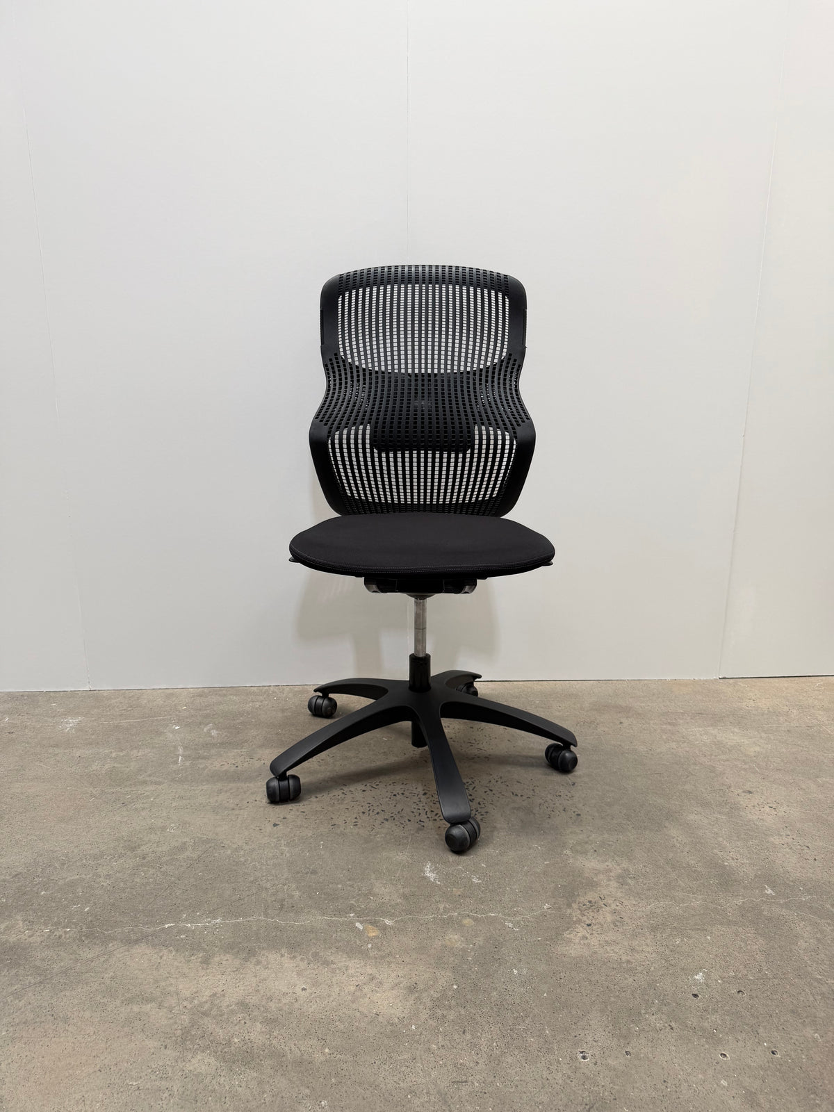 Knoll Generation Ergonomic Office Task Chair by Formway – Black, No Arms – view 1 – pre-owned