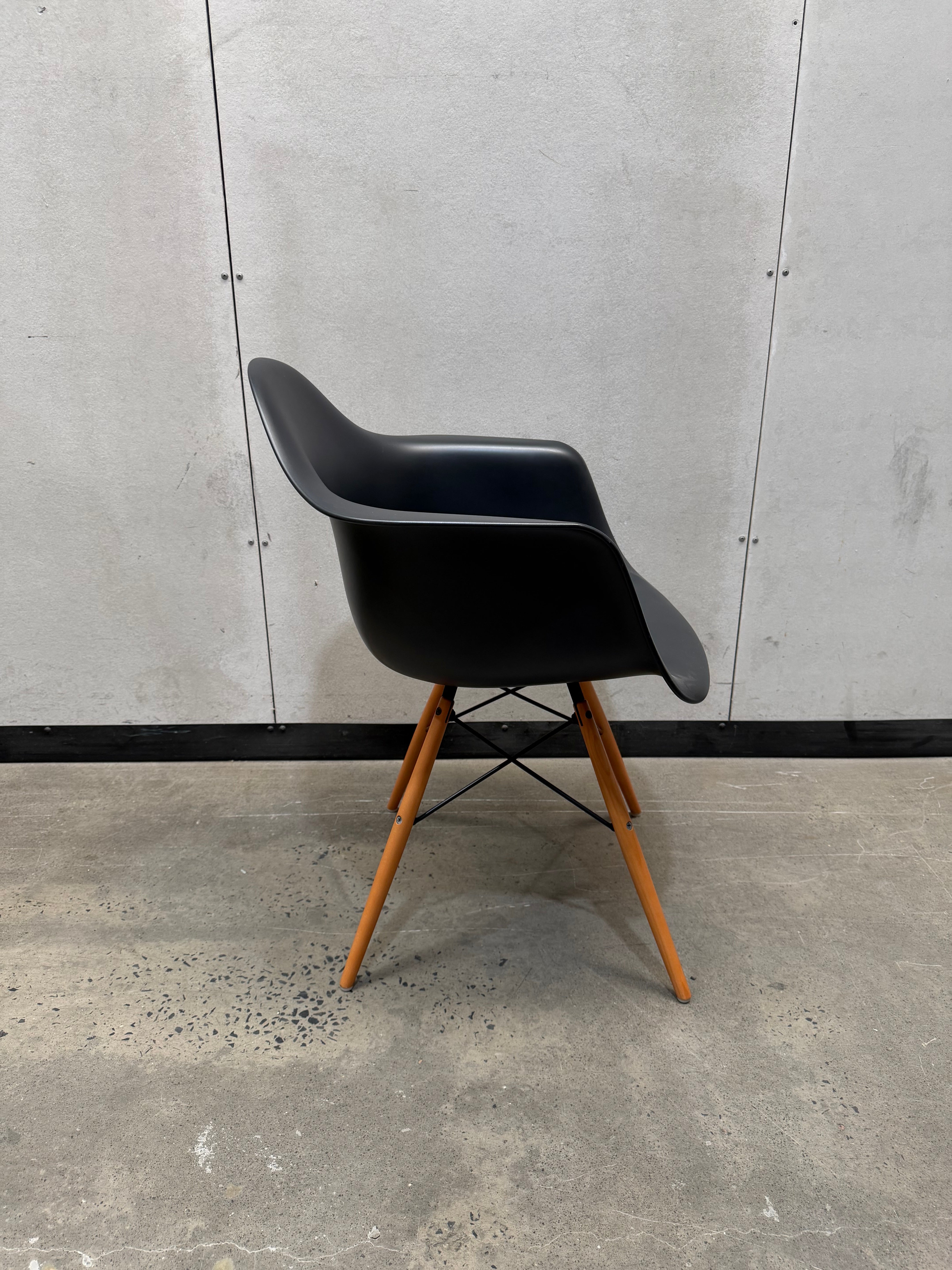 Vitra Eames Moulded Plastic Armchair DAW – Black / Dowel Base