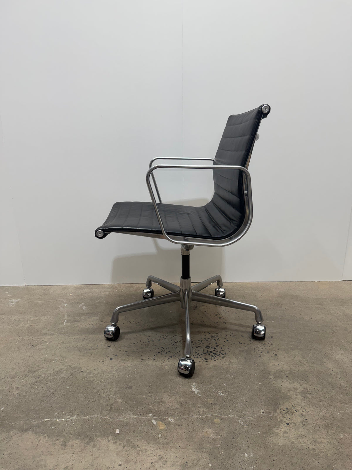 Herman Miller Eames Aluminium Group Management Chair EA331 – Black Leather, with Arms – view 5 – pre-owned
