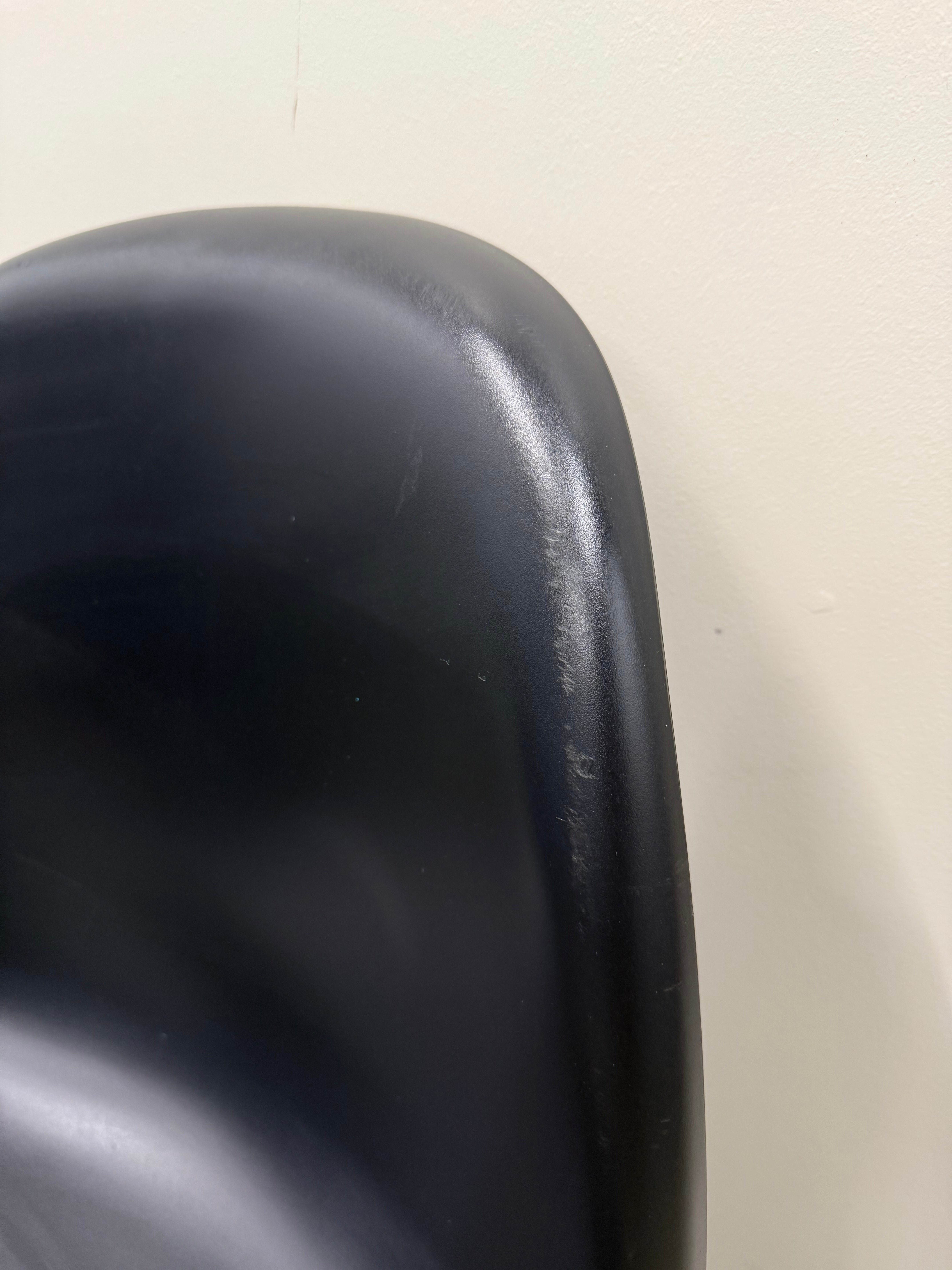 Vitra Panton Chair – Black / Plastic Shell