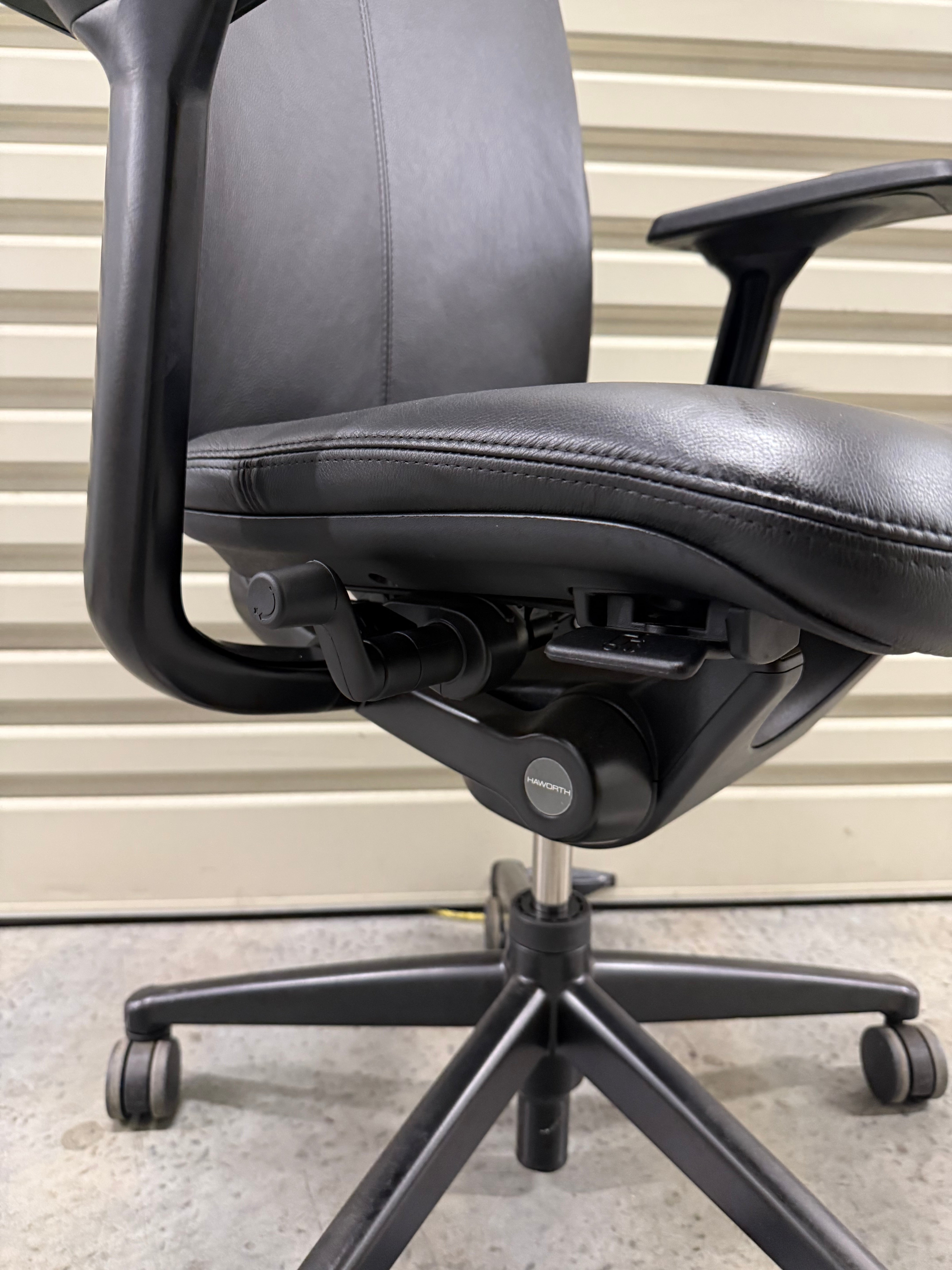 Haworth Zody Chair with Armrests – Black Leather