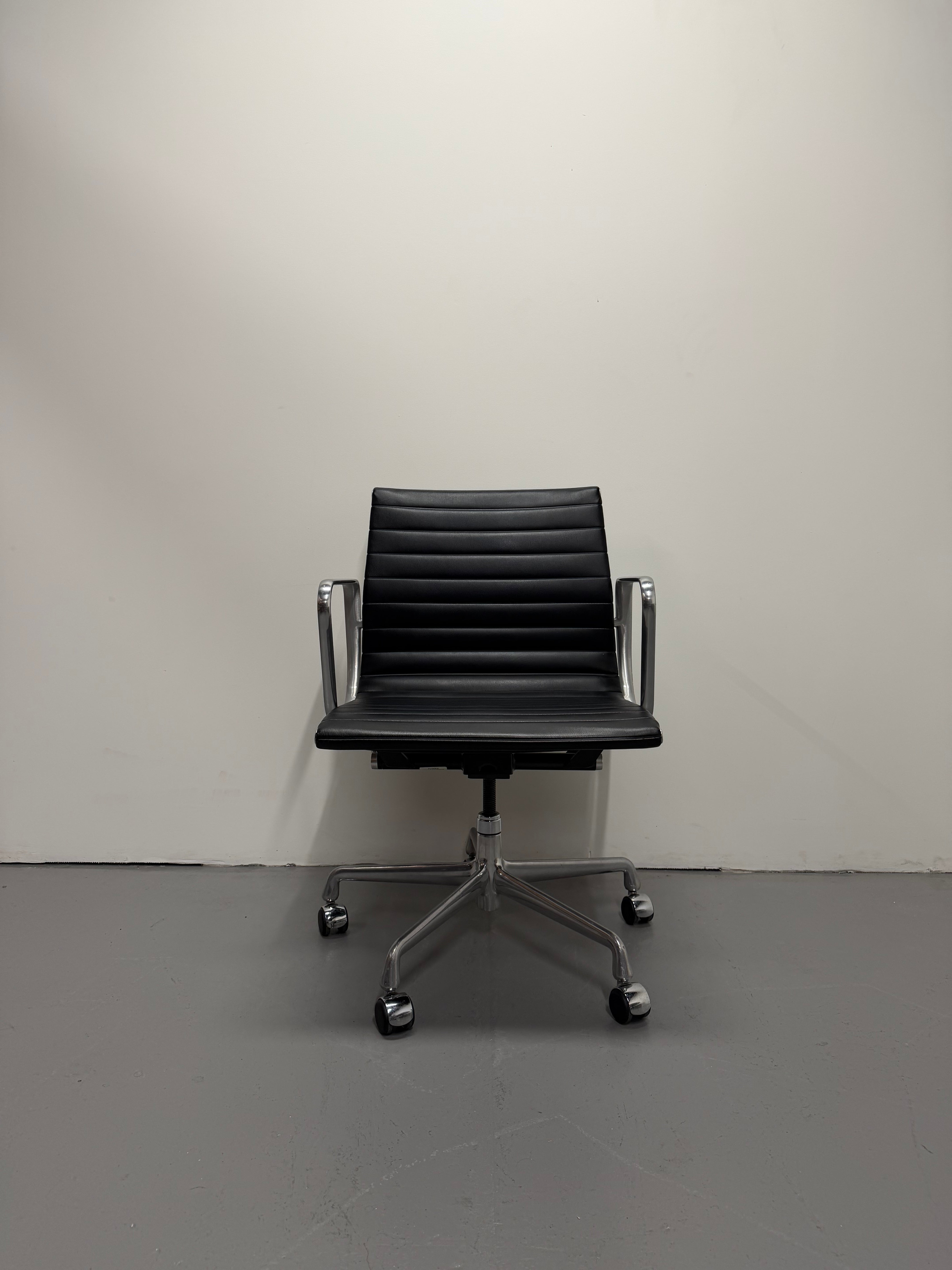 Eames EA 335 Leather Chair – Aluminium Group Management Armchair on Wheels by Herman Miller