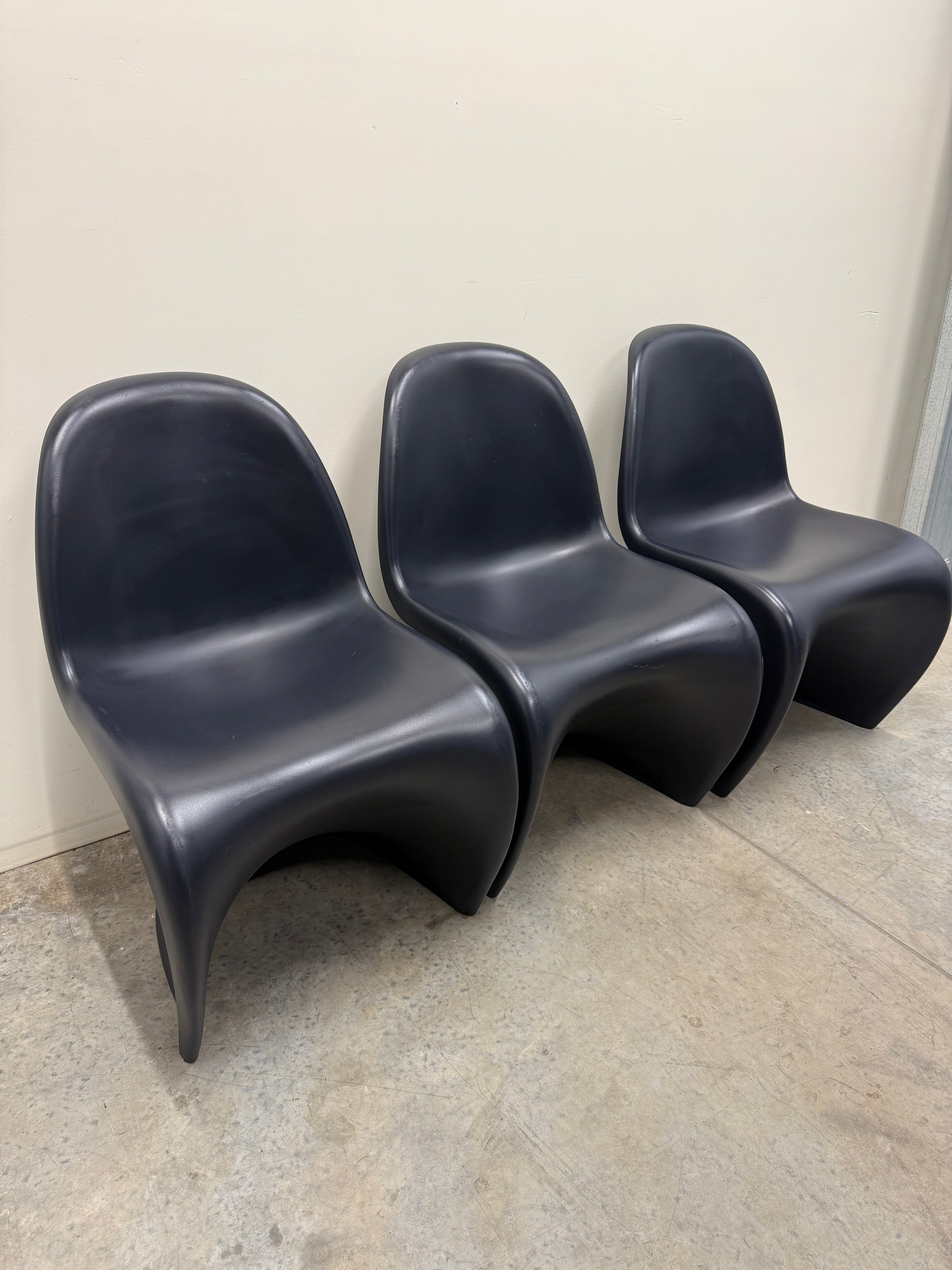Vitra Panton Chair – Black / Plastic Shell