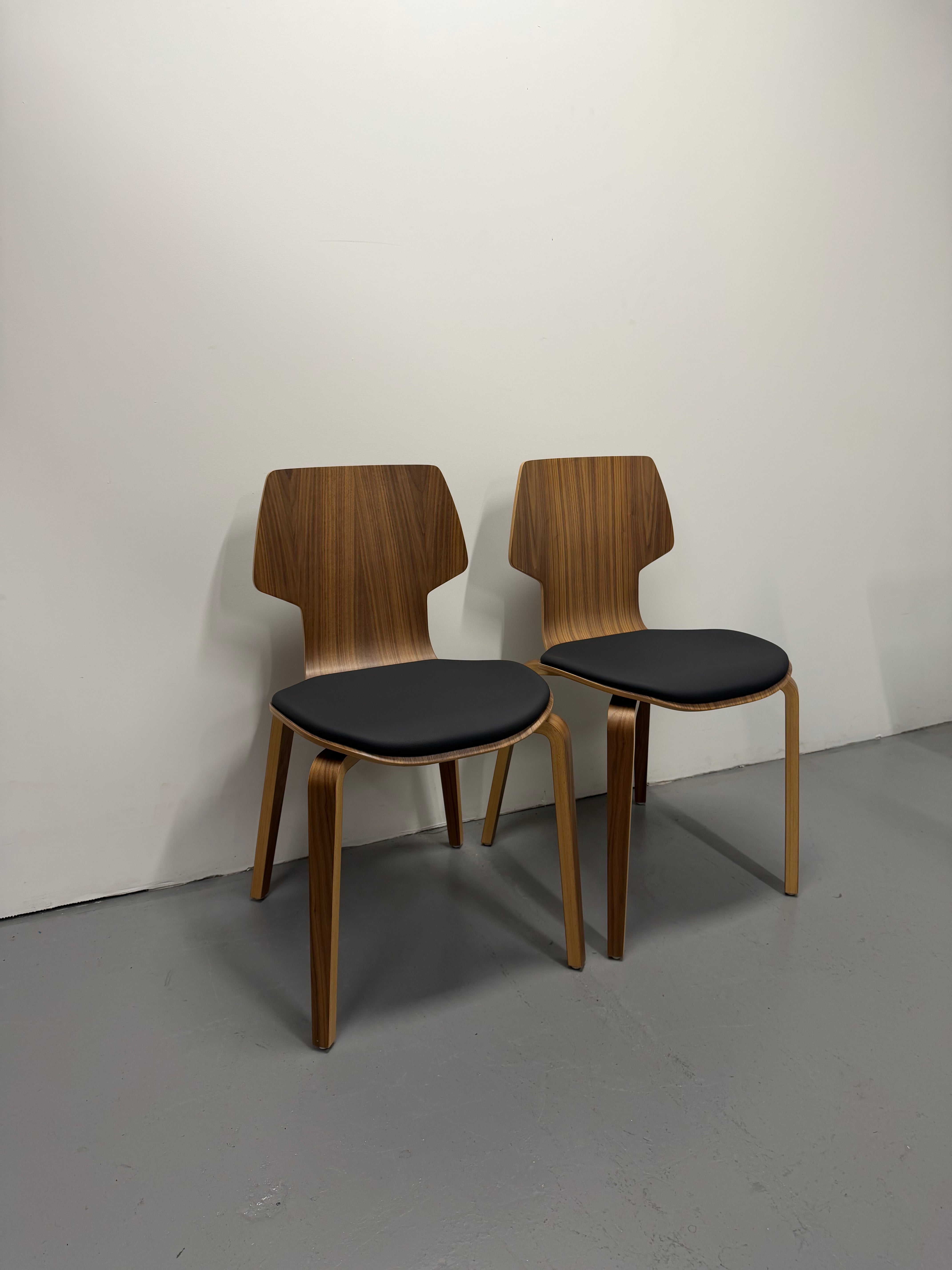 Mobles 114 Gràcia Dinning Chair – Walnut Plywood with Black Upholstered Seat | Ex-Showroom