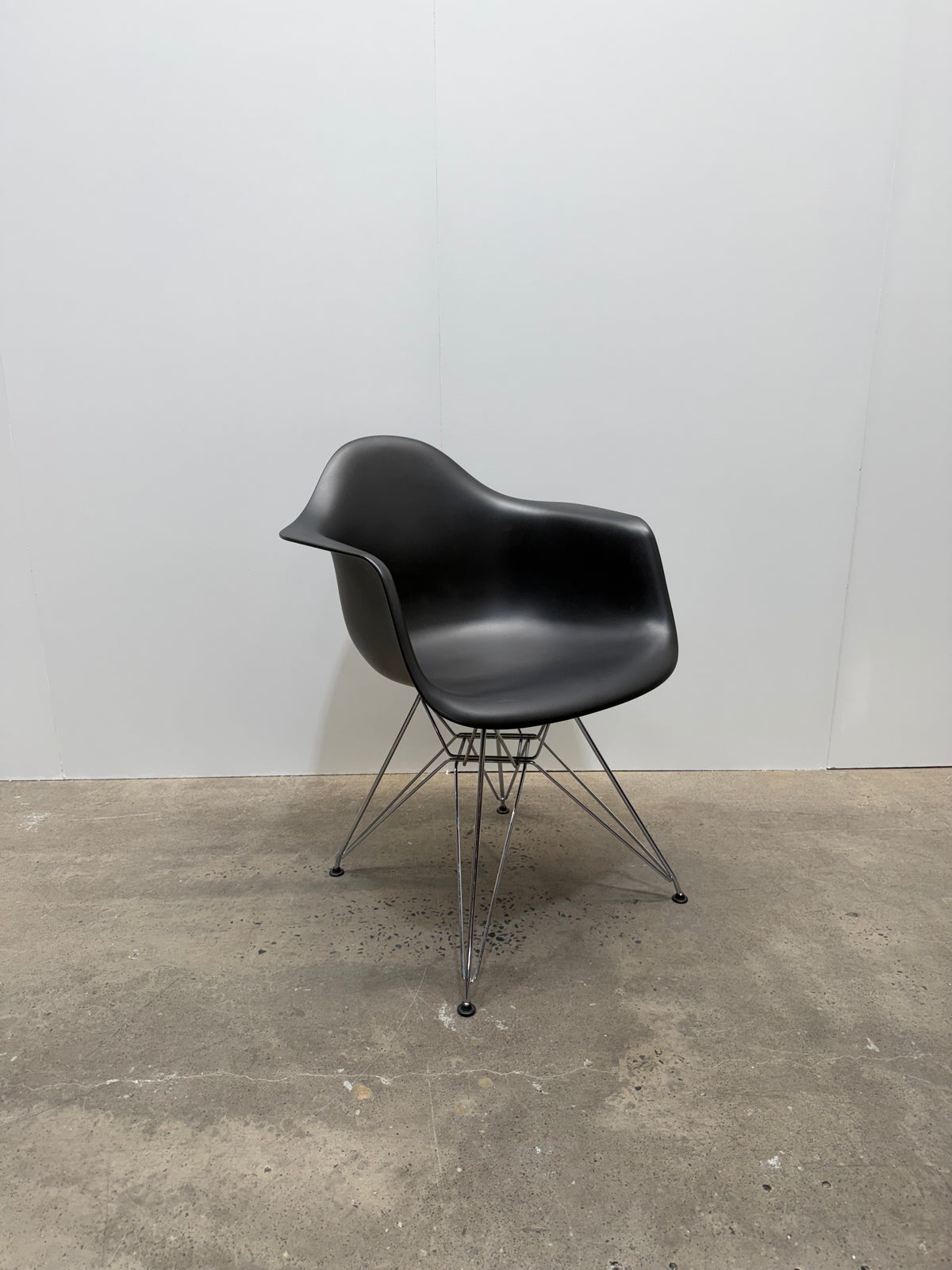 Vitra Eames Plastic Armchair DAR – Black, Chrome Eiffel Base – view 2 – pre-owned